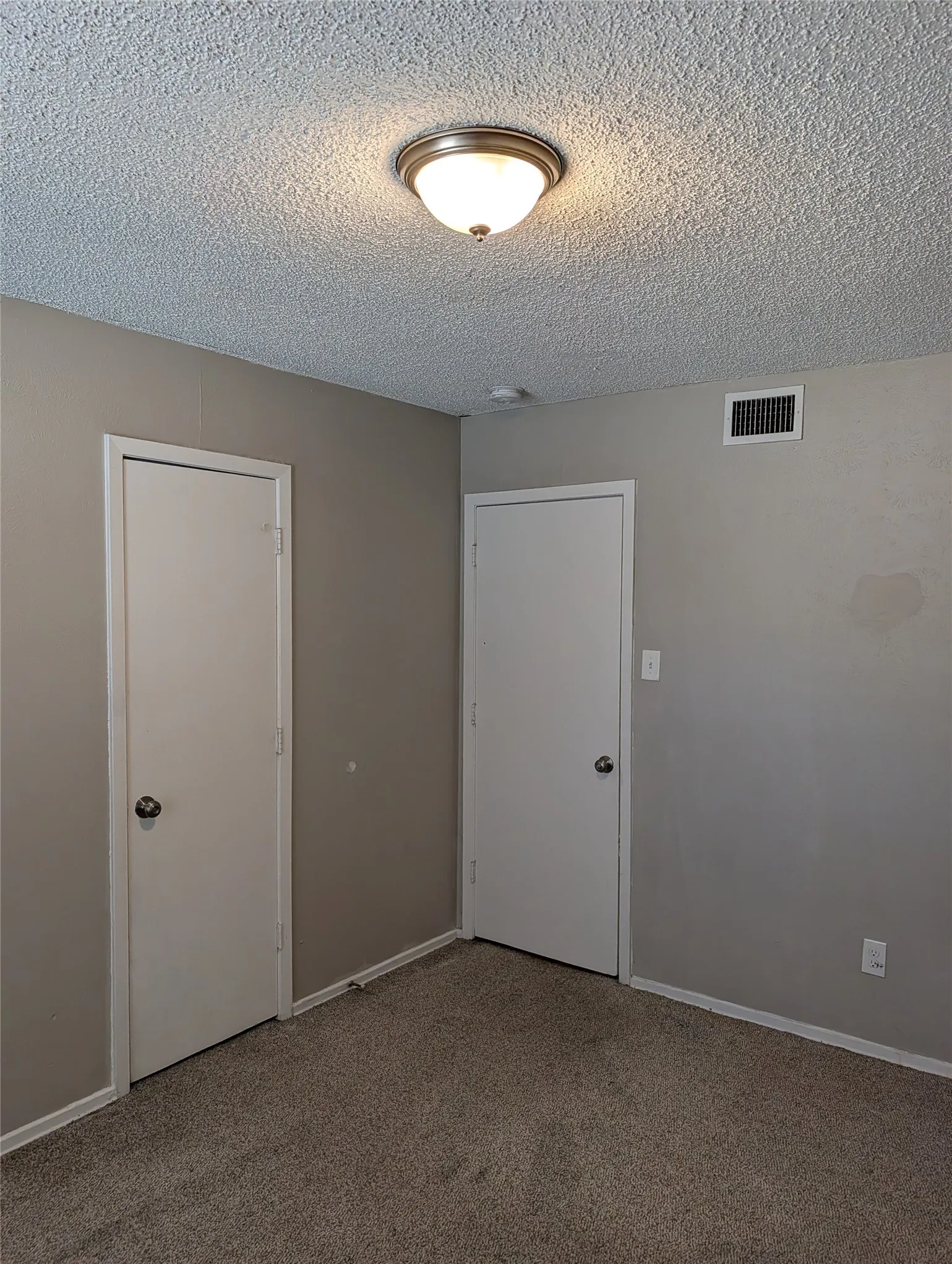 Single Family Residence For Rent in Tarrant County , 6816 Westglen Drive, Fort Worth, Texas 76133, 3 Bedroom, 2 Bathroom, 2 Garage spaces, 1,624 Sqft, built in 1981, mls#21386136, Real Estate Agent in Fort Worth, Homes For Rent in Tarrant county, Homes For Rent in Fort Worth, Realtor in Fort Worth Texas, Real Estate Brokerage Independent Realty Texas, Luminita Cordes Realtor