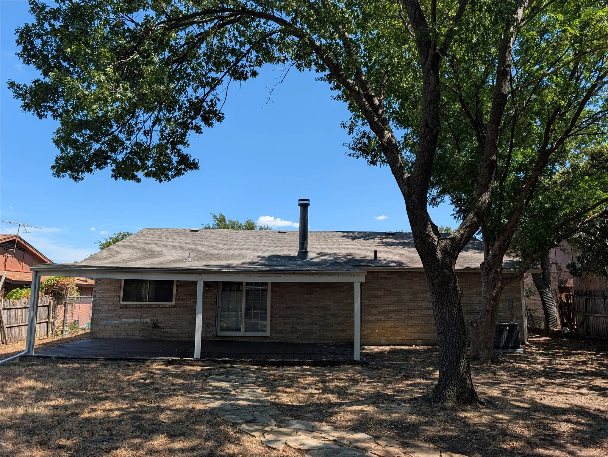Single Family Residence For Rent in Tarrant County , 6816 Westglen Drive, Fort Worth, Texas 76133, 3 Bedroom, 2 Bathroom, 2 Garage spaces, 1,624 Sqft, built in 1981, mls#21386136, Real Estate Agent in Fort Worth, Homes For Rent in Tarrant county, Homes For Rent in Fort Worth, Realtor in Fort Worth Texas, Real Estate Brokerage Independent Realty Texas, Luminita Cordes Realtor