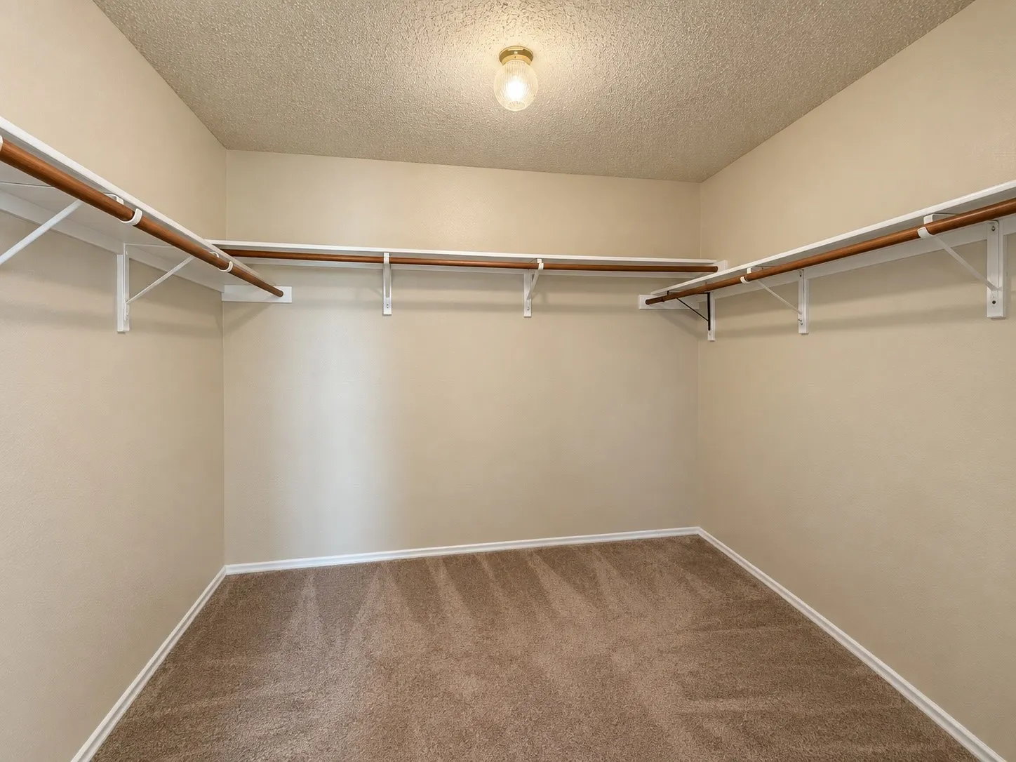 Single Family Residence For Rent in Dallas County , 14800 Ledgeview Court, Balch Springs, Texas 75180, 4 Bedroom, 3 Bathroom, 2 Garage spaces, 3,091 Sqft, built in 2004, mls#21386001, Real Estate Agent in Balch Springs, Homes For Rent in Dallas county, Homes For Rent in Balch Springs, Realtor in Balch Springs Texas, Real Estate Brokerage Independent Realty Texas, Luminita Cordes Realtor