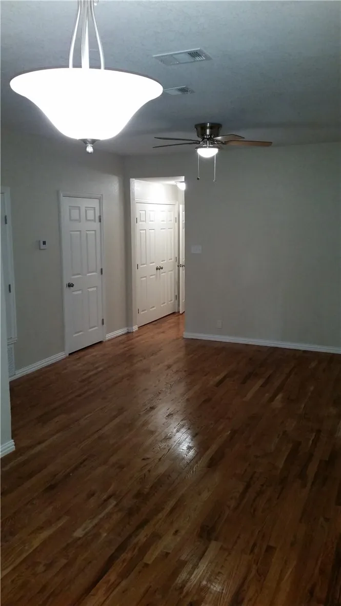 Quadruplex For Rent in Dallas County , 1925 W 10th Street, Dallas, Texas 75208, 2 Bedroom, 1 Bathroom, Garage spaces, 1,000 Sqft, built in 1925, mls#21386151, Real Estate Agent in Dallas, Homes For Rent in Dallas county, Homes For Rent in Dallas, Realtor in Dallas Texas, Real Estate Brokerage Independent Realty Texas, Luminita Cordes Realtor