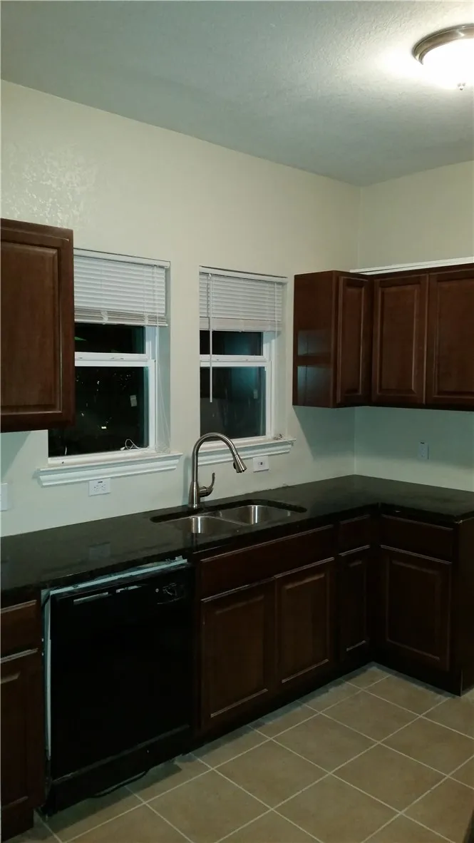 Quadruplex For Rent in Dallas County , 1925 W 10th Street, Dallas, Texas 75208, 2 Bedroom, 1 Bathroom, Garage spaces, 1,000 Sqft, built in 1925, mls#21386151, Real Estate Agent in Dallas, Homes For Rent in Dallas county, Homes For Rent in Dallas, Realtor in Dallas Texas, Real Estate Brokerage Independent Realty Texas, Luminita Cordes Realtor