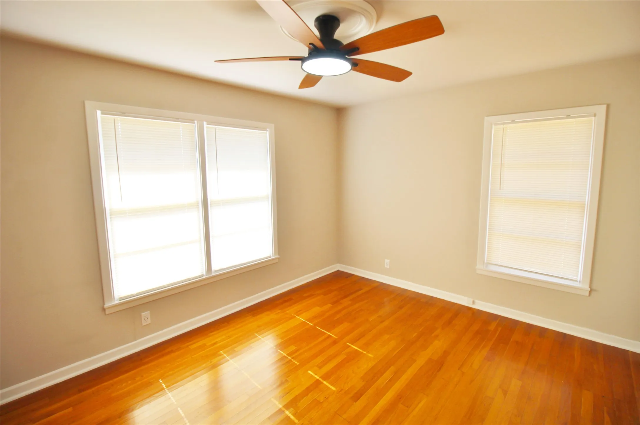 Single Family Residence For Rent in Ellis County , 104 Savannah Street, Waxahachie, Texas 75165, 3 Bedroom, 1 Bathroom, Garage spaces, 988 Sqft, built in 1955, mls#21386118, Real Estate Agent in Waxahachie, Homes For Rent in Ellis county, Homes For Rent in Waxahachie, Realtor in Waxahachie Texas, Real Estate Brokerage Independent Realty Texas, Luminita Cordes Realtor