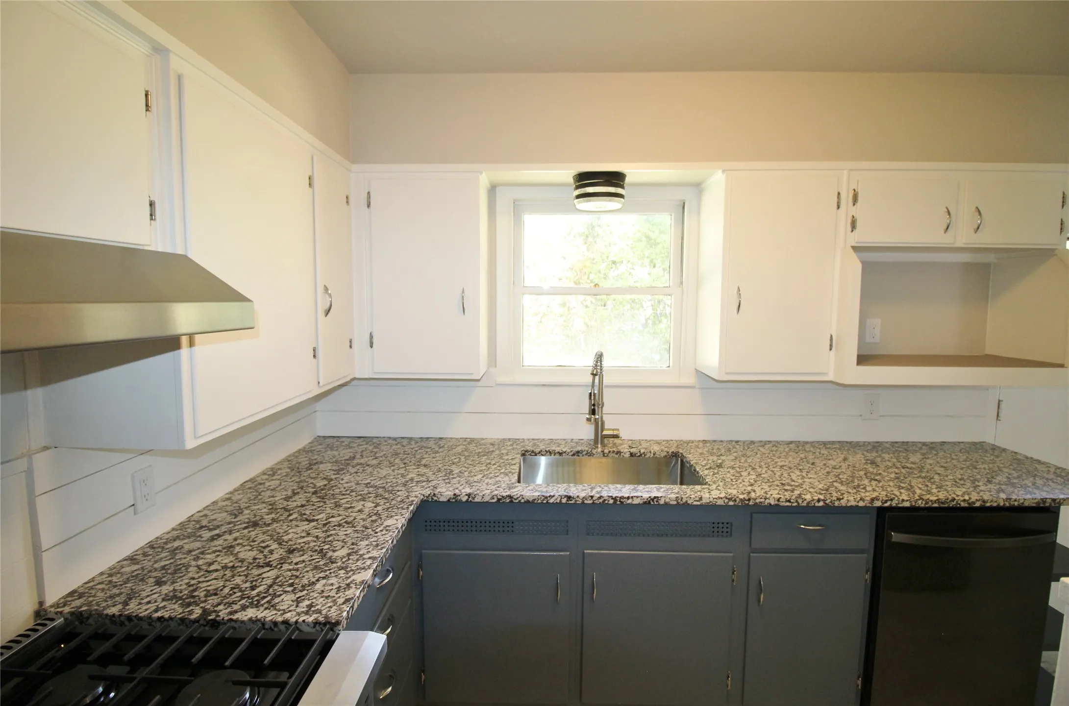 Single Family Residence For Rent in Ellis County , 104 Savannah Street, Waxahachie, Texas 75165, 3 Bedroom, 1 Bathroom, Garage spaces, 988 Sqft, built in 1955, mls#21386118, Real Estate Agent in Waxahachie, Homes For Rent in Ellis county, Homes For Rent in Waxahachie, Realtor in Waxahachie Texas, Real Estate Brokerage Independent Realty Texas, Luminita Cordes Realtor