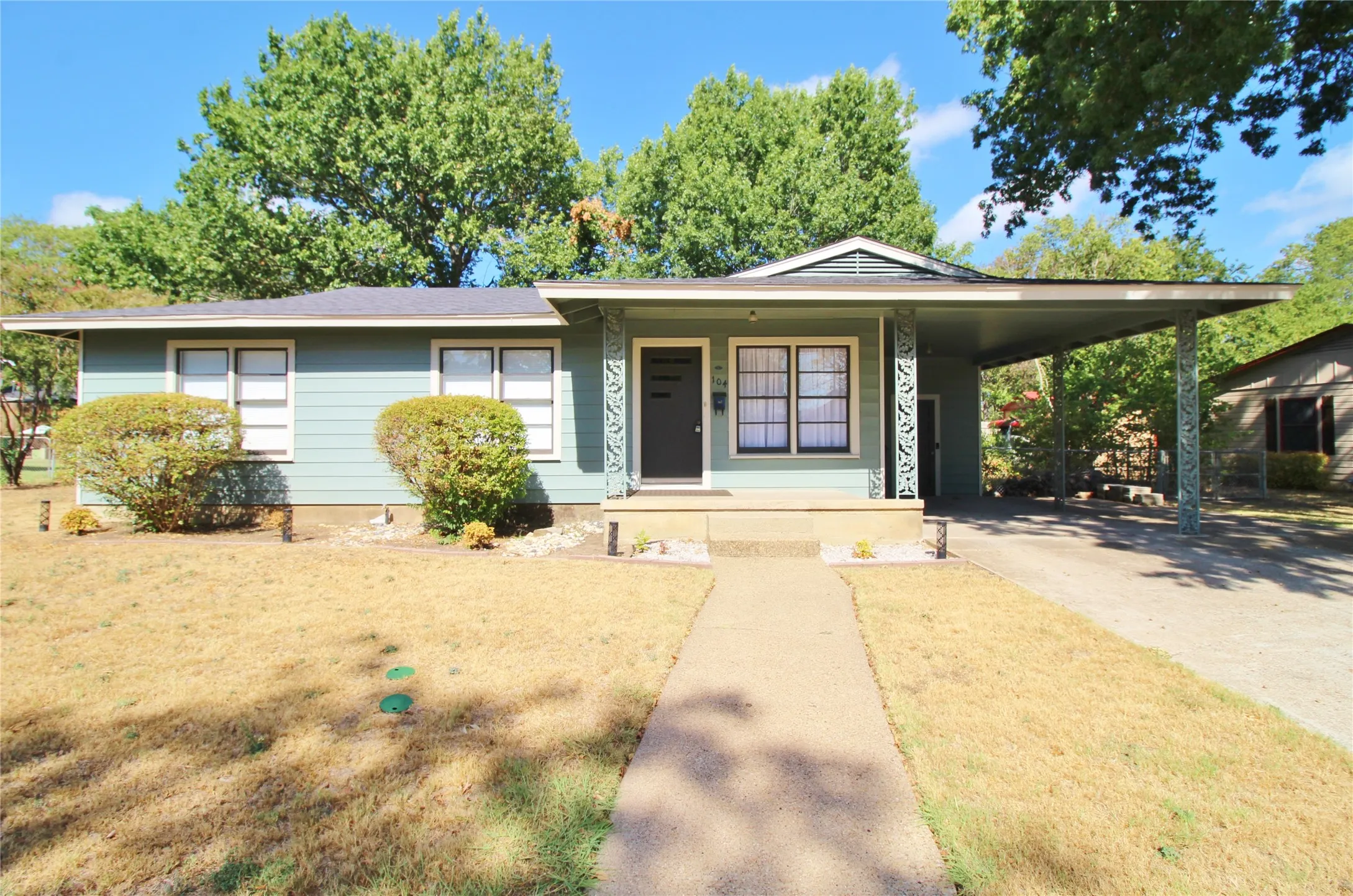 Single Family Residence For Rent in Ellis County , 104 Savannah Street, Waxahachie, Texas 75165, 3 Bedroom, 1 Bathroom, Garage spaces, 988 Sqft, built in 1955, mls#21386118, Real Estate Agent in Waxahachie, Homes For Rent in Ellis county, Homes For Rent in Waxahachie, Realtor in Waxahachie Texas, Real Estate Brokerage Independent Realty Texas, Luminita Cordes Realtor
