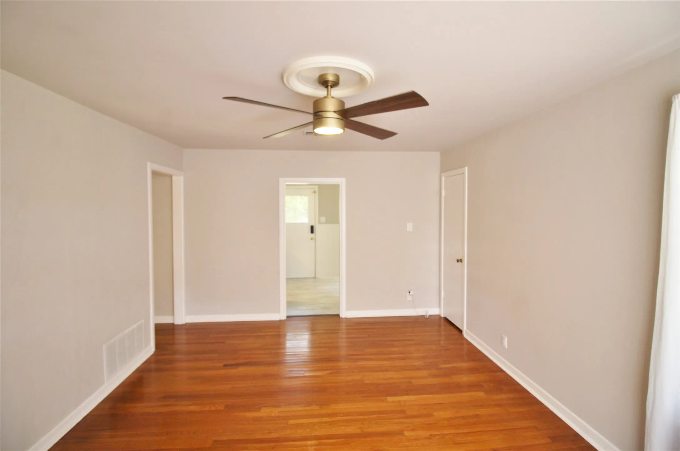 Single Family Residence For Rent in Ellis County , 104 Savannah Street, Waxahachie, Texas 75165, 3 Bedroom, 1 Bathroom, Garage spaces, 988 Sqft, built in 1955, mls#21386118, Real Estate Agent in Waxahachie, Homes For Rent in Ellis county, Homes For Rent in Waxahachie, Realtor in Waxahachie Texas, Real Estate Brokerage Independent Realty Texas, Luminita Cordes Realtor