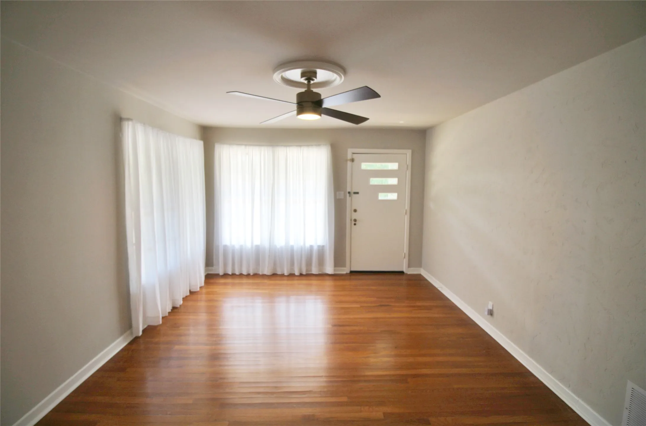 Single Family Residence For Rent in Ellis County , 104 Savannah Street, Waxahachie, Texas 75165, 3 Bedroom, 1 Bathroom, Garage spaces, 988 Sqft, built in 1955, mls#21386118, Real Estate Agent in Waxahachie, Homes For Rent in Ellis county, Homes For Rent in Waxahachie, Realtor in Waxahachie Texas, Real Estate Brokerage Independent Realty Texas, Luminita Cordes Realtor