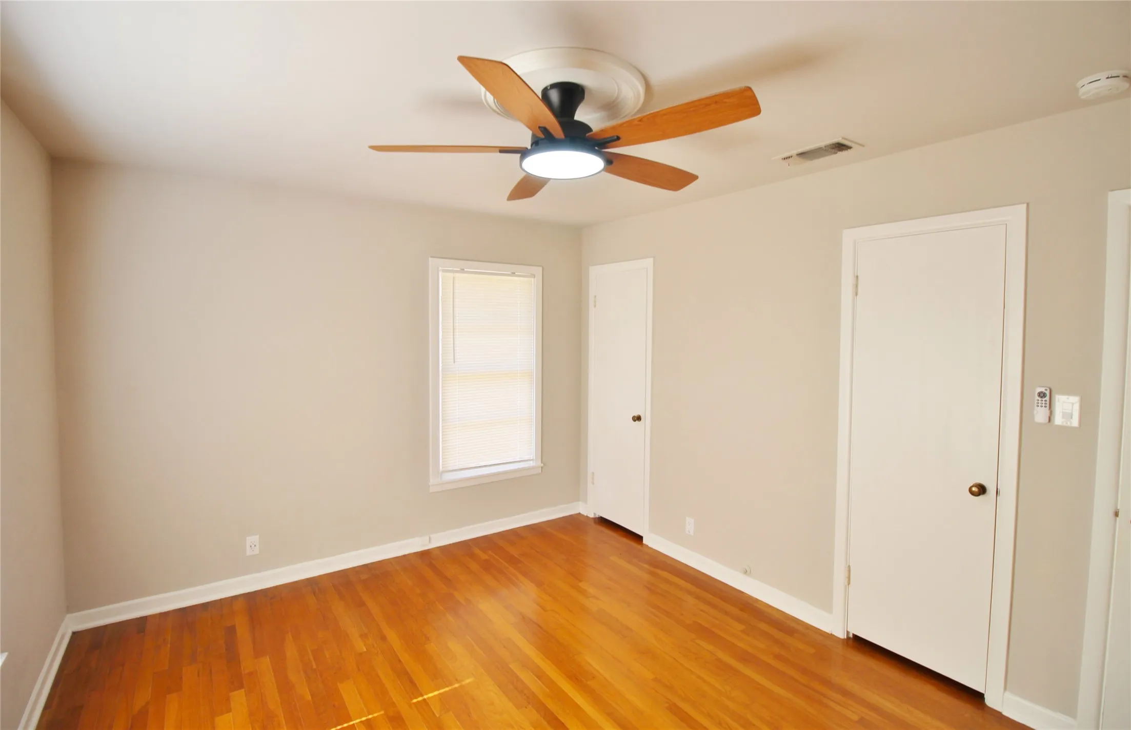 Single Family Residence For Rent in Ellis County , 104 Savannah Street, Waxahachie, Texas 75165, 3 Bedroom, 1 Bathroom, Garage spaces, 988 Sqft, built in 1955, mls#21386118, Real Estate Agent in Waxahachie, Homes For Rent in Ellis county, Homes For Rent in Waxahachie, Realtor in Waxahachie Texas, Real Estate Brokerage Independent Realty Texas, Luminita Cordes Realtor