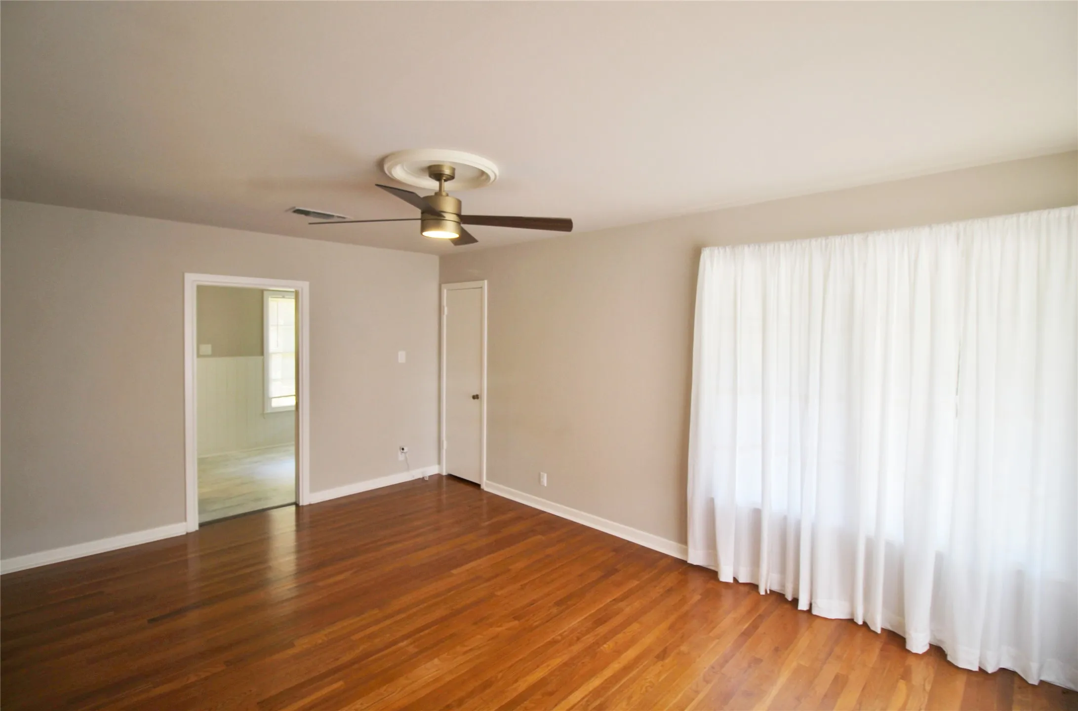 Single Family Residence For Rent in Ellis County , 104 Savannah Street, Waxahachie, Texas 75165, 3 Bedroom, 1 Bathroom, Garage spaces, 988 Sqft, built in 1955, mls#21386118, Real Estate Agent in Waxahachie, Homes For Rent in Ellis county, Homes For Rent in Waxahachie, Realtor in Waxahachie Texas, Real Estate Brokerage Independent Realty Texas, Luminita Cordes Realtor