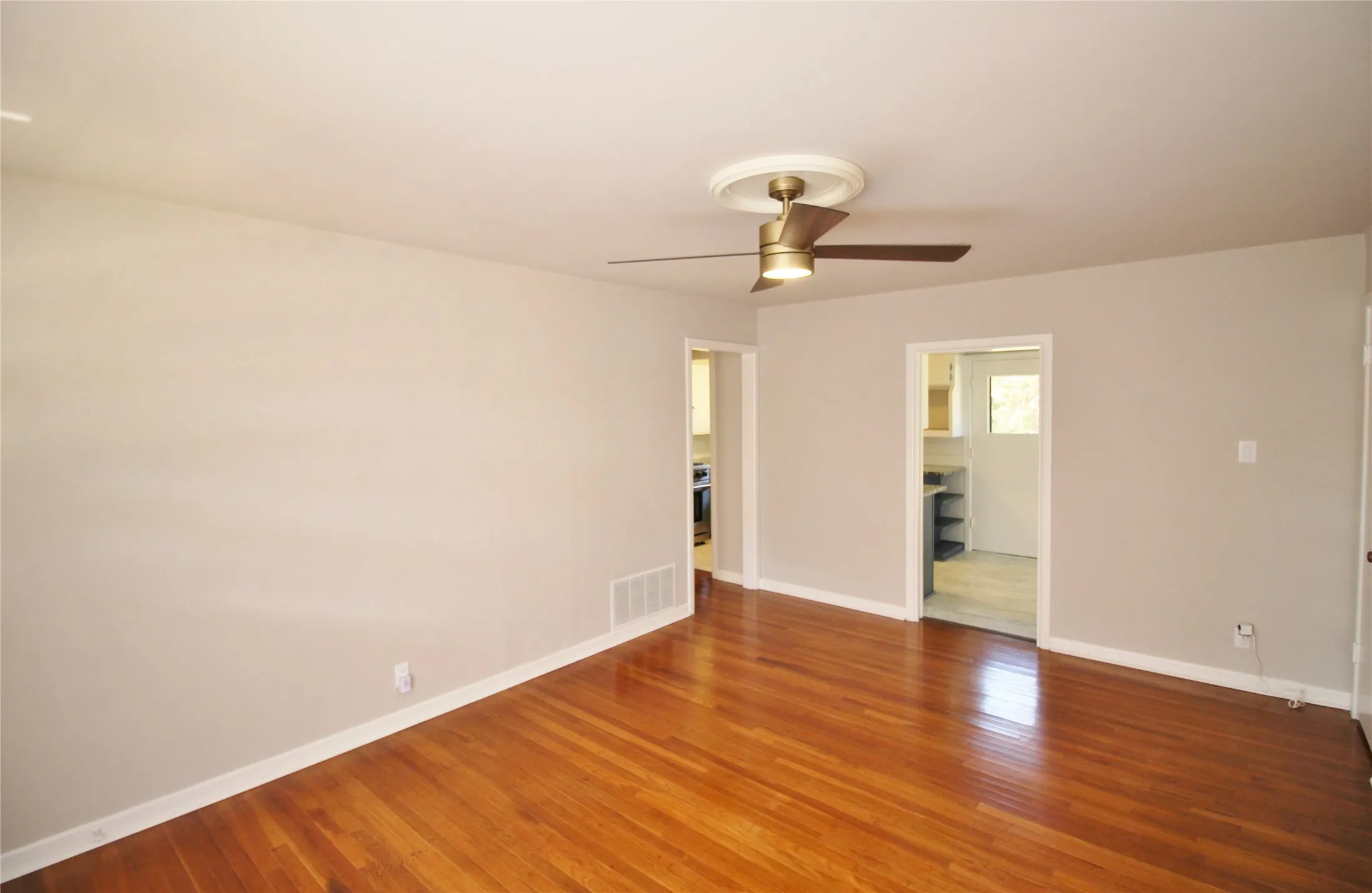 Single Family Residence For Rent in Ellis County , 104 Savannah Street, Waxahachie, Texas 75165, 3 Bedroom, 1 Bathroom, Garage spaces, 988 Sqft, built in 1955, mls#21386118, Real Estate Agent in Waxahachie, Homes For Rent in Ellis county, Homes For Rent in Waxahachie, Realtor in Waxahachie Texas, Real Estate Brokerage Independent Realty Texas, Luminita Cordes Realtor
