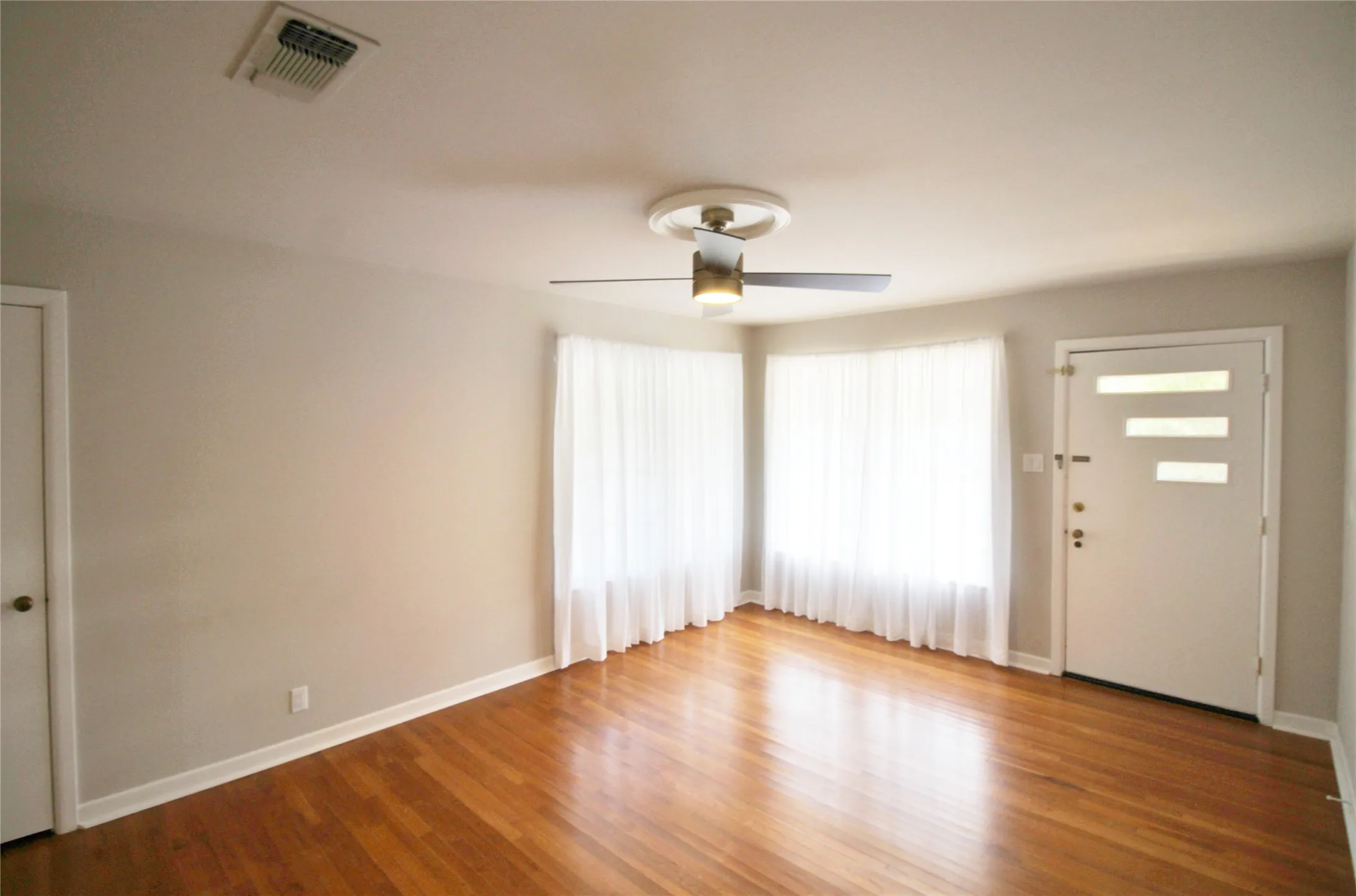 Single Family Residence For Rent in Ellis County , 104 Savannah Street, Waxahachie, Texas 75165, 3 Bedroom, 1 Bathroom, Garage spaces, 988 Sqft, built in 1955, mls#21386118, Real Estate Agent in Waxahachie, Homes For Rent in Ellis county, Homes For Rent in Waxahachie, Realtor in Waxahachie Texas, Real Estate Brokerage Independent Realty Texas, Luminita Cordes Realtor