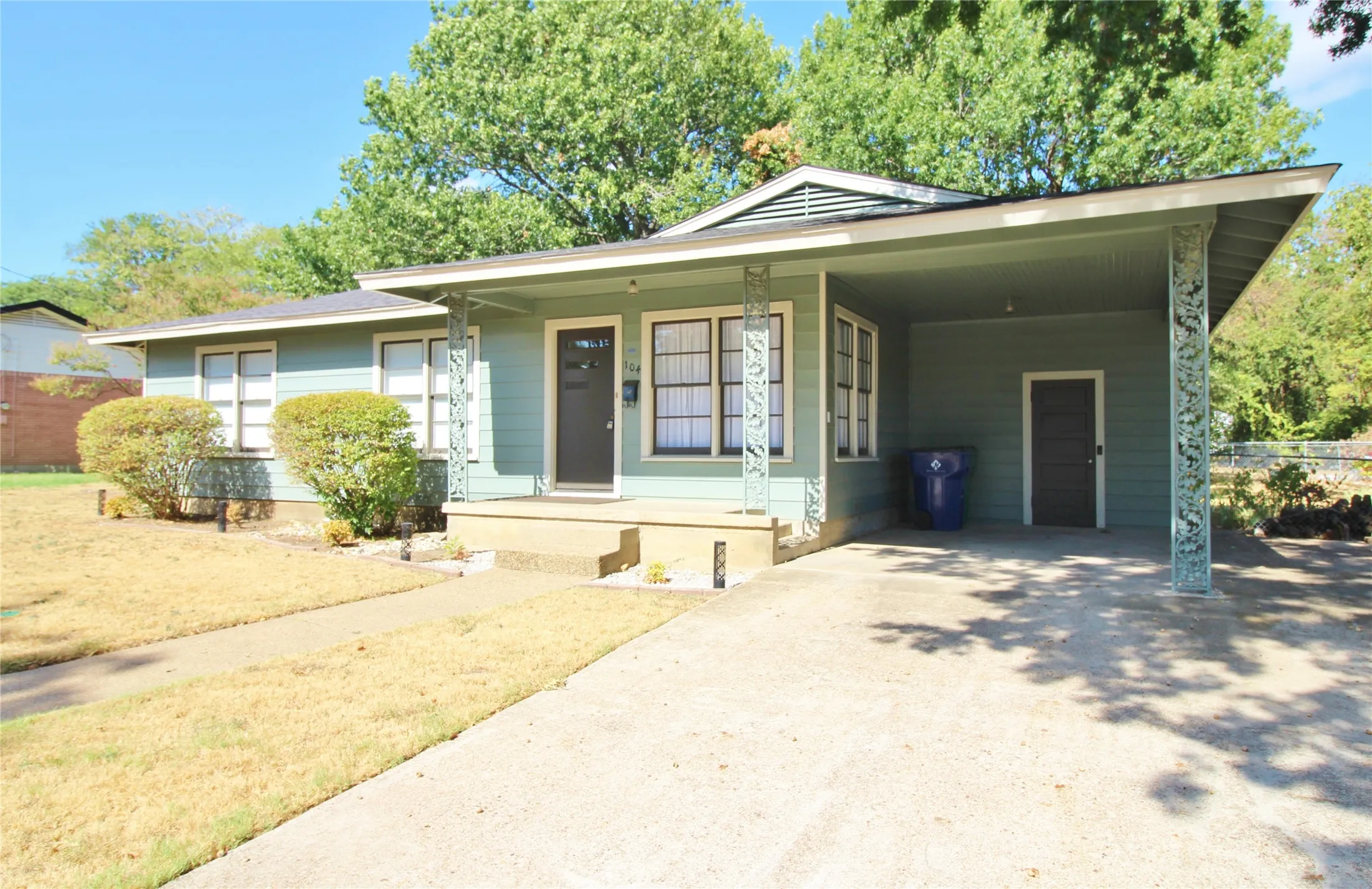 Single Family Residence For Rent in Ellis County , 104 Savannah Street, Waxahachie, Texas 75165, 3 Bedroom, 1 Bathroom, Garage spaces, 988 Sqft, built in 1955, mls#21386118, Real Estate Agent in Waxahachie, Homes For Rent in Ellis county, Homes For Rent in Waxahachie, Realtor in Waxahachie Texas, Real Estate Brokerage Independent Realty Texas, Luminita Cordes Realtor