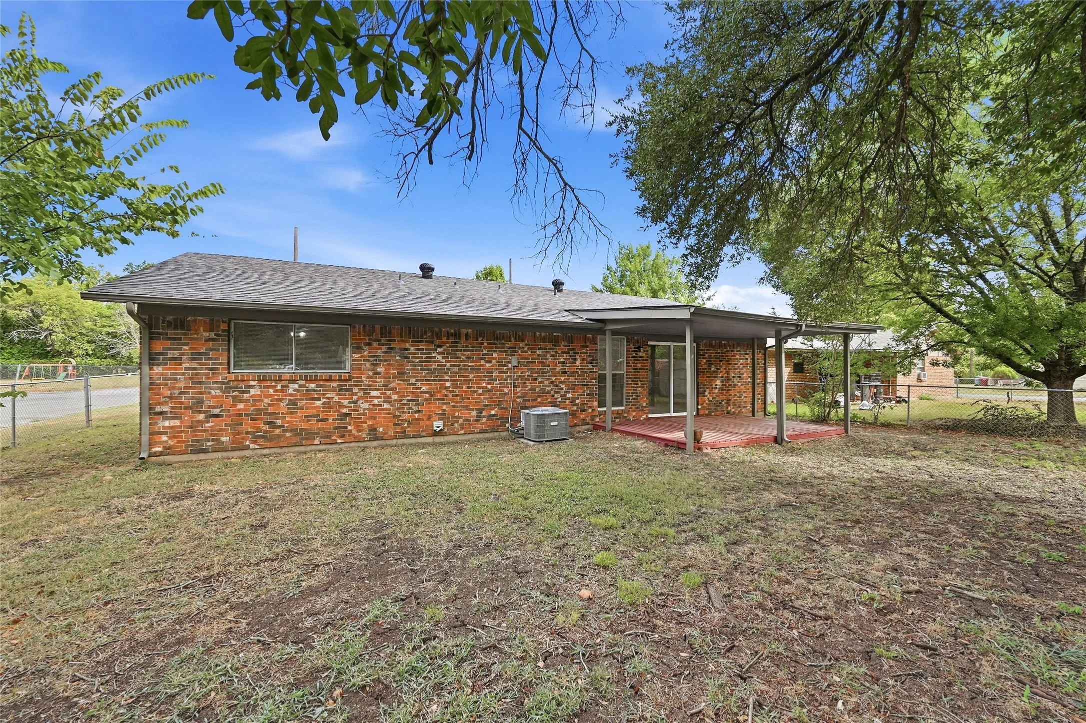 Single Family Residence For Rent in Grayson County , 1312 Churchill Way, Sherman, Texas 75092, 3 Bedroom, 2 Bathroom, 1 Garage spaces, 1,212 Sqft, built in 1972, mls#21386169, Real Estate Agent in Sherman, Homes For Rent in Grayson county, Homes For Rent in Sherman, Realtor in Sherman Texas, Real Estate Brokerage Independent Realty Texas, Luminita Cordes Realtor
