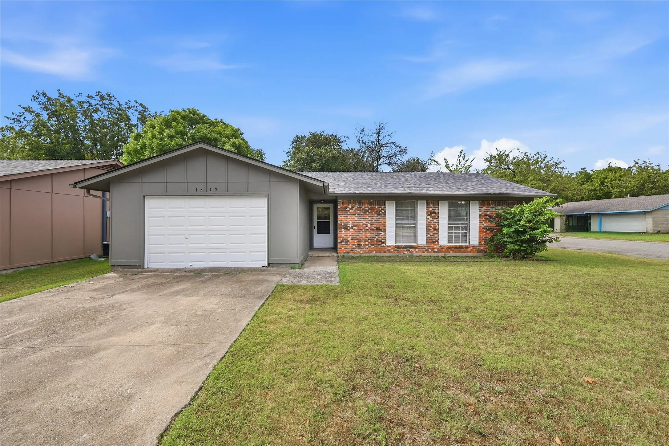 Single Family Residence For Rent in Grayson County , 1312 Churchill Way, Sherman, Texas 75092, 3 Bedroom, 2 Bathroom, 1 Garage spaces, 1,212 Sqft, built in 1972, mls#21386169, Real Estate Agent in Sherman, Homes For Rent in Grayson county, Homes For Rent in Sherman, Realtor in Sherman Texas, Real Estate Brokerage Independent Realty Texas, Luminita Cordes Realtor