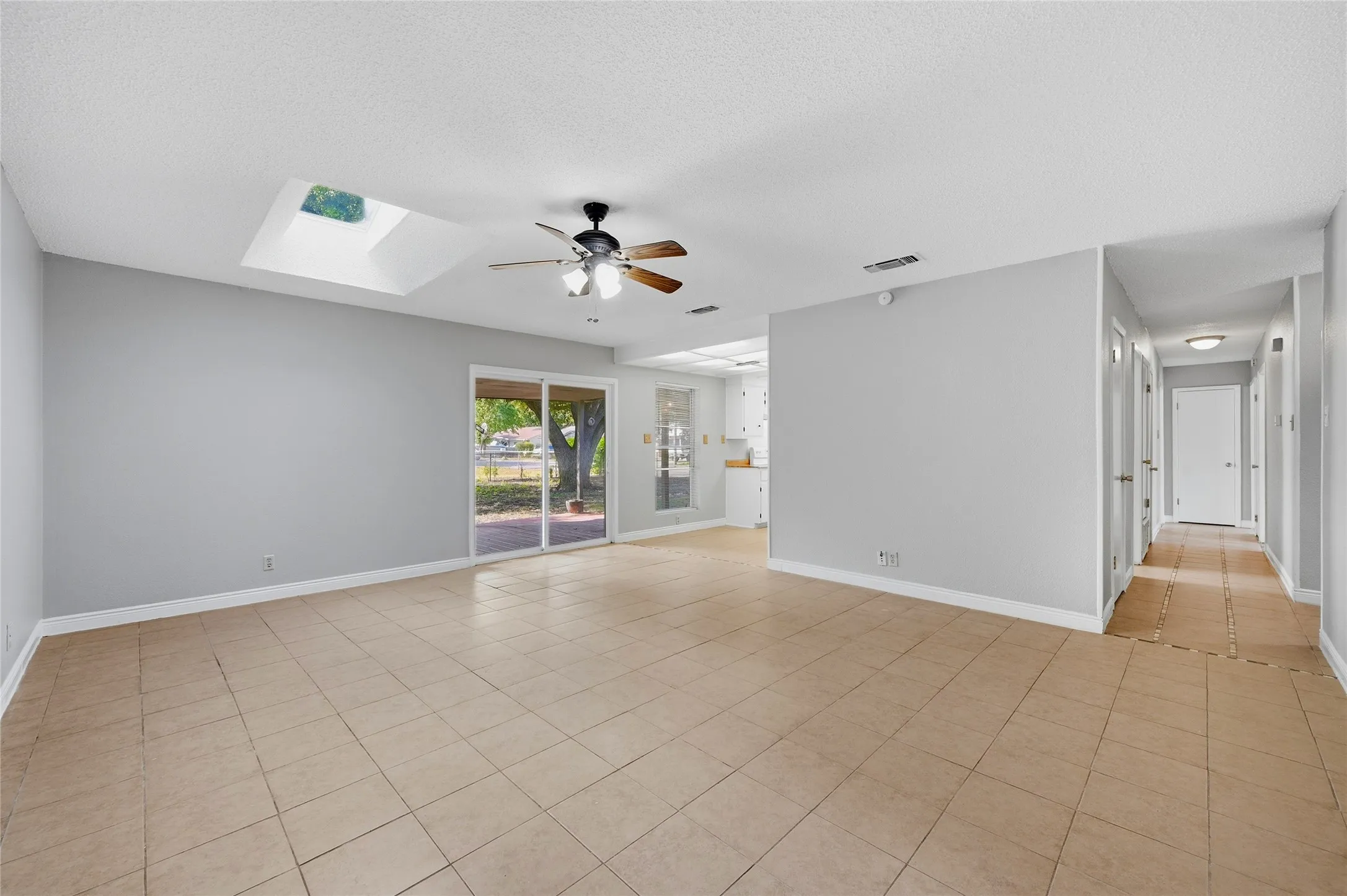 Single Family Residence For Rent in Grayson County , 1312 Churchill Way, Sherman, Texas 75092, 3 Bedroom, 2 Bathroom, 1 Garage spaces, 1,212 Sqft, built in 1972, mls#21386169, Real Estate Agent in Sherman, Homes For Rent in Grayson county, Homes For Rent in Sherman, Realtor in Sherman Texas, Real Estate Brokerage Independent Realty Texas, Luminita Cordes Realtor