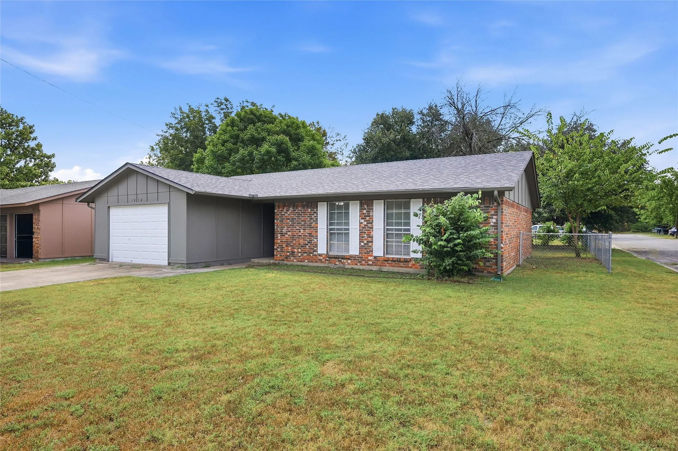 Single Family Residence For Rent in Grayson County , 1312 Churchill Way, Sherman, Texas 75092, 3 Bedroom, 2 Bathroom, 1 Garage spaces, 1,212 Sqft, built in 1972, mls#21386169, Real Estate Agent in Sherman, Homes For Rent in Grayson county, Homes For Rent in Sherman, Realtor in Sherman Texas, Real Estate Brokerage Independent Realty Texas, Luminita Cordes Realtor