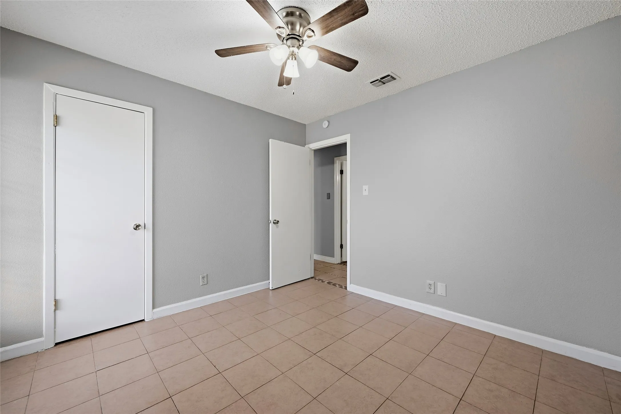 Single Family Residence For Rent in Grayson County , 1312 Churchill Way, Sherman, Texas 75092, 3 Bedroom, 2 Bathroom, 1 Garage spaces, 1,212 Sqft, built in 1972, mls#21386169, Real Estate Agent in Sherman, Homes For Rent in Grayson county, Homes For Rent in Sherman, Realtor in Sherman Texas, Real Estate Brokerage Independent Realty Texas, Luminita Cordes Realtor
