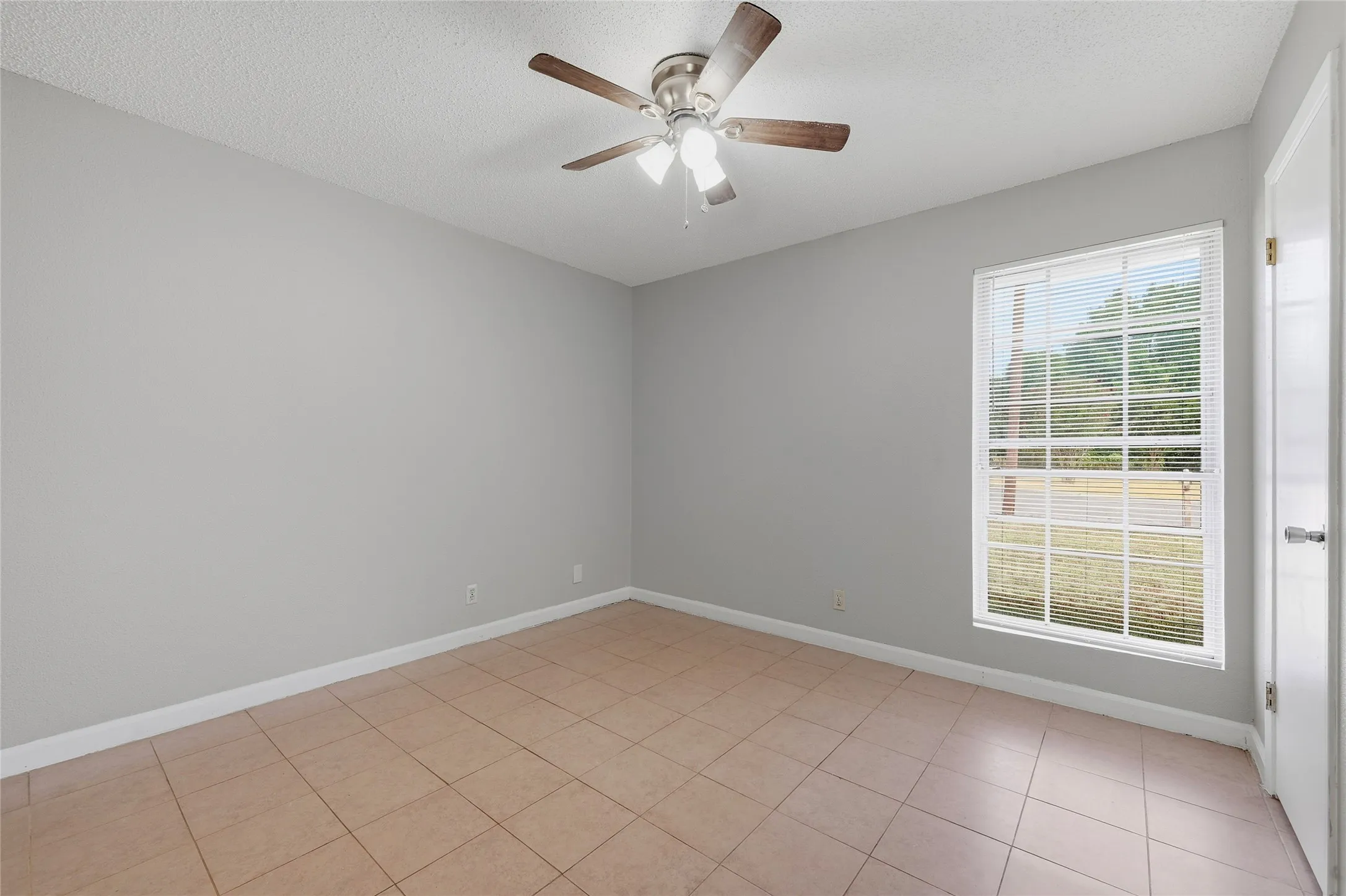 Single Family Residence For Rent in Grayson County , 1312 Churchill Way, Sherman, Texas 75092, 3 Bedroom, 2 Bathroom, 1 Garage spaces, 1,212 Sqft, built in 1972, mls#21386169, Real Estate Agent in Sherman, Homes For Rent in Grayson county, Homes For Rent in Sherman, Realtor in Sherman Texas, Real Estate Brokerage Independent Realty Texas, Luminita Cordes Realtor