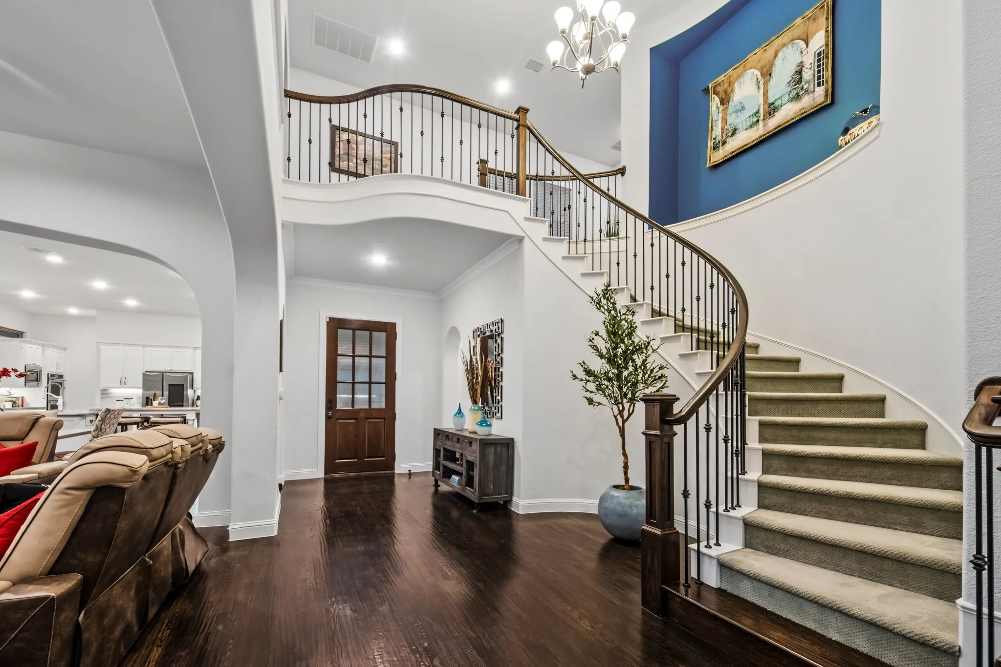 Dramatic curved staircase!