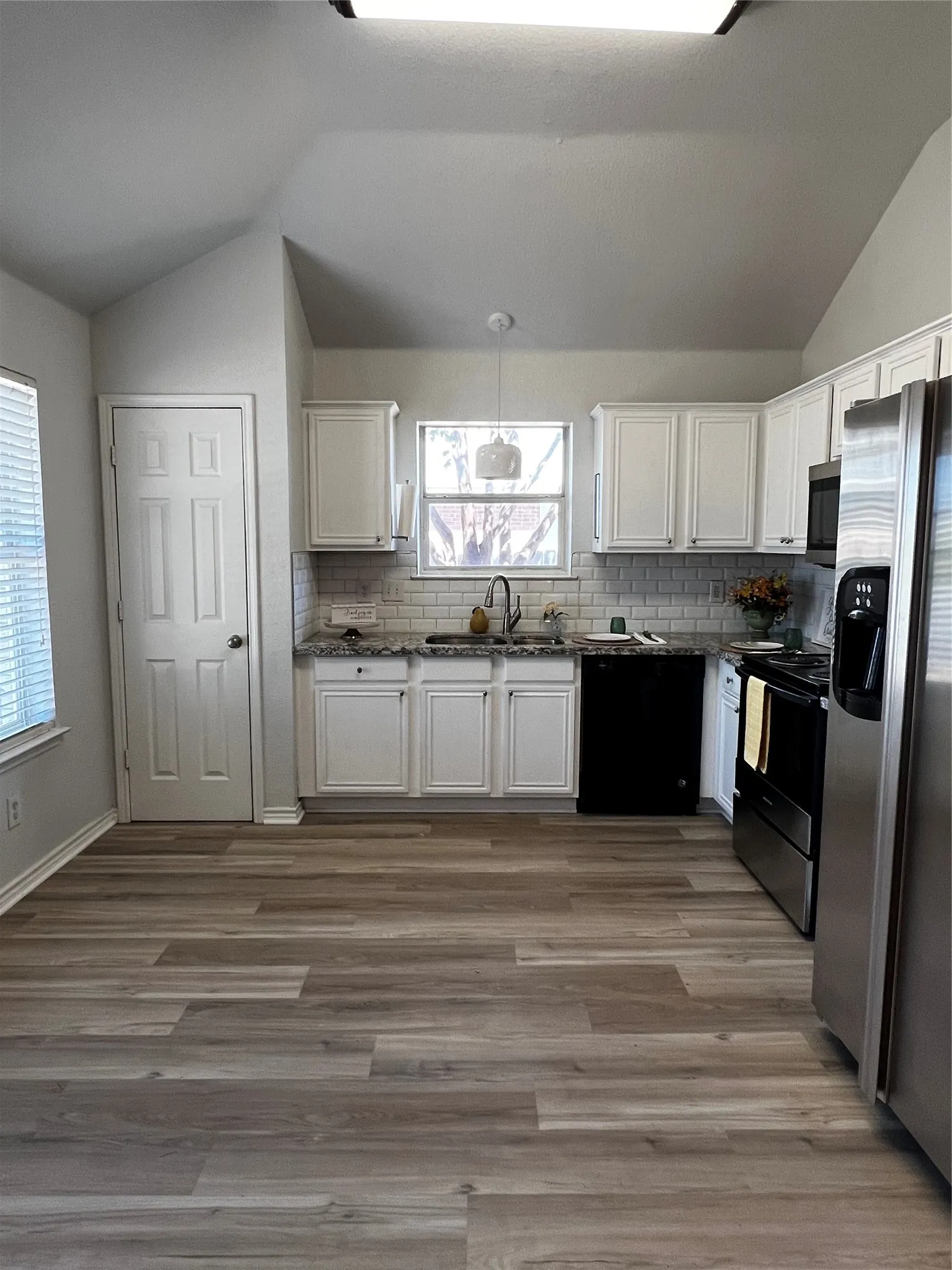 Single Family Residence For Rent in Ellis County , 1309 Indian Wells Trail, Midlothian, Texas 76065, 3 Bedroom, 2 Bathroom, 2 Garage spaces, 1,218 Sqft, built in 2002, mls#21386207, Real Estate Agent in Midlothian, Homes For Rent in Ellis county, Homes For Rent in Midlothian, Realtor in Midlothian Texas, Real Estate Brokerage Independent Realty Texas, Luminita Cordes Realtor