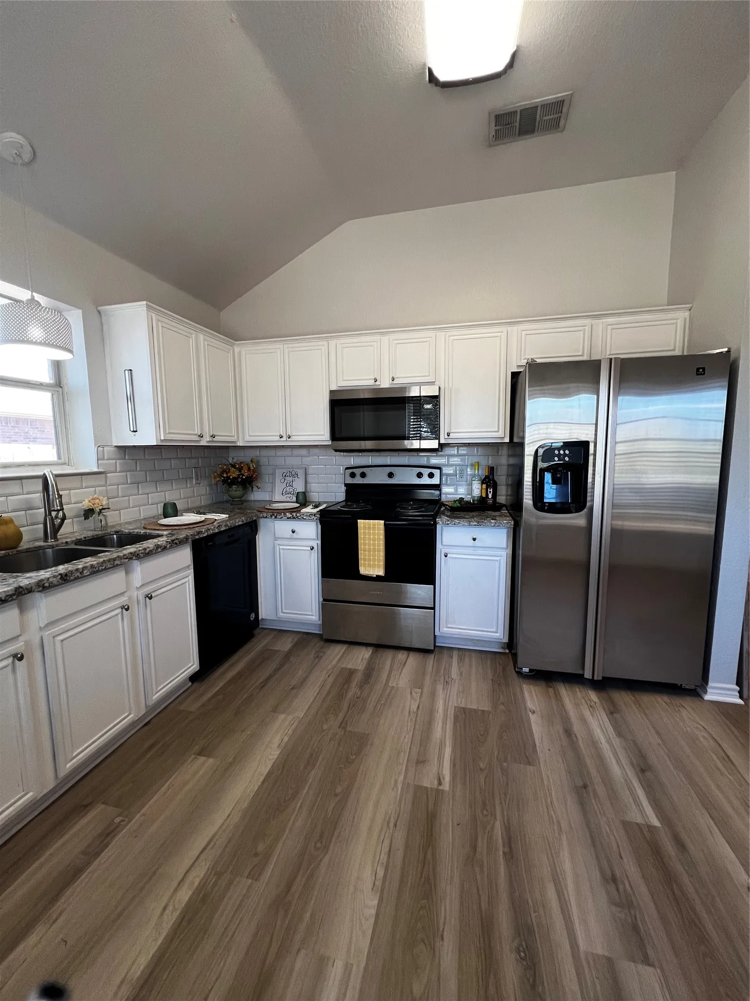 Single Family Residence For Rent in Ellis County , 1309 Indian Wells Trail, Midlothian, Texas 76065, 3 Bedroom, 2 Bathroom, 2 Garage spaces, 1,218 Sqft, built in 2002, mls#21386207, Real Estate Agent in Midlothian, Homes For Rent in Ellis county, Homes For Rent in Midlothian, Realtor in Midlothian Texas, Real Estate Brokerage Independent Realty Texas, Luminita Cordes Realtor