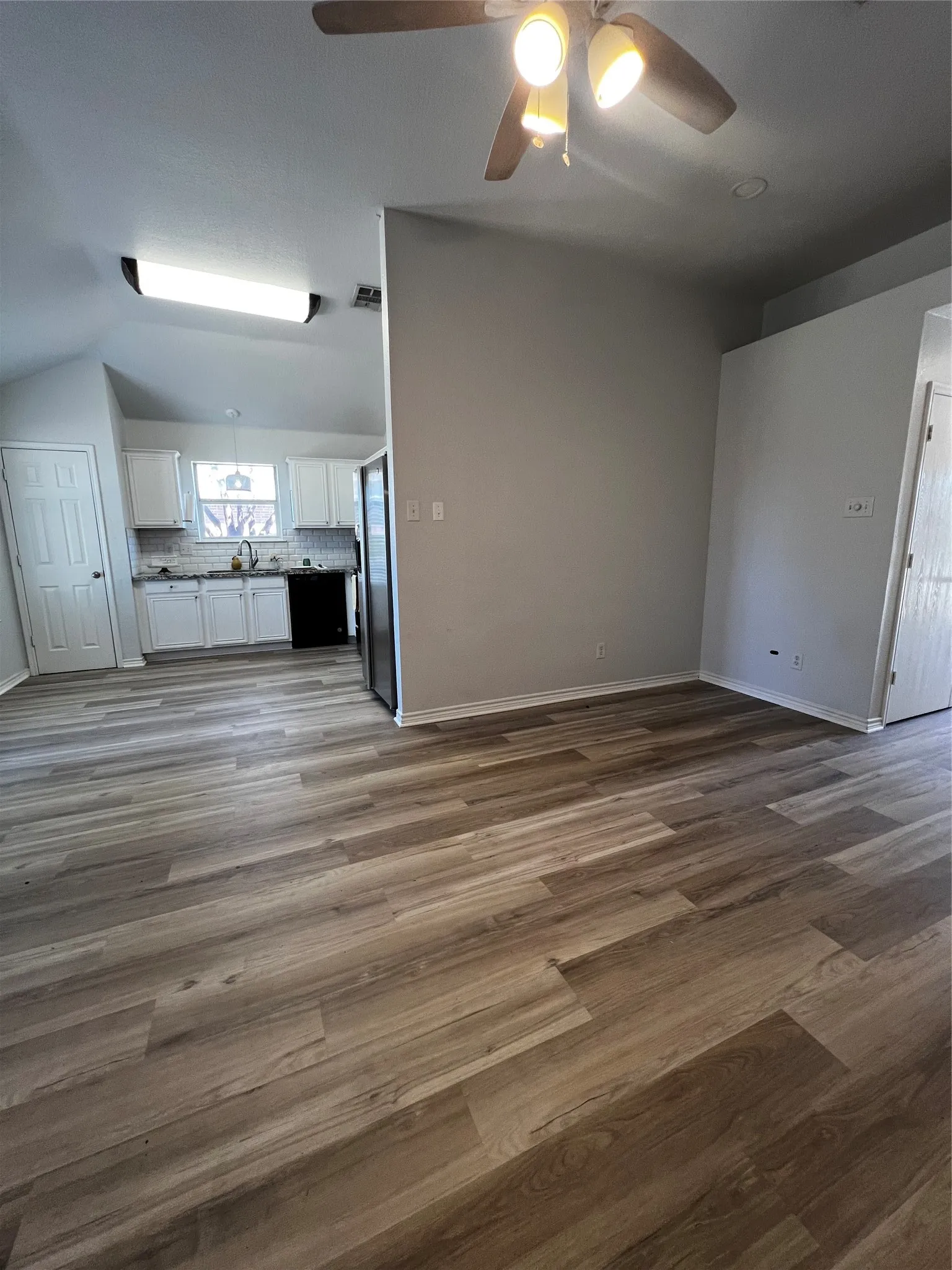 Single Family Residence For Rent in Ellis County , 1309 Indian Wells Trail, Midlothian, Texas 76065, 3 Bedroom, 2 Bathroom, 2 Garage spaces, 1,218 Sqft, built in 2002, mls#21386207, Real Estate Agent in Midlothian, Homes For Rent in Ellis county, Homes For Rent in Midlothian, Realtor in Midlothian Texas, Real Estate Brokerage Independent Realty Texas, Luminita Cordes Realtor