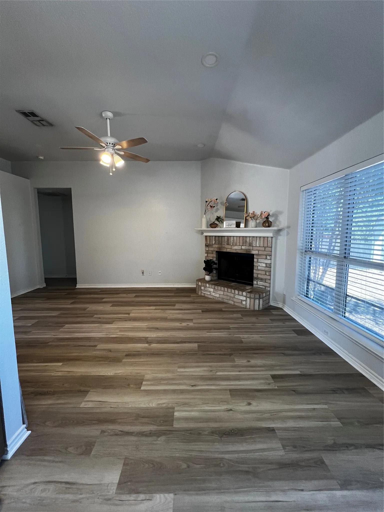 Single Family Residence For Rent in Ellis County , 1309 Indian Wells Trail, Midlothian, Texas 76065, 3 Bedroom, 2 Bathroom, 2 Garage spaces, 1,218 Sqft, built in 2002, mls#21386207, Real Estate Agent in Midlothian, Homes For Rent in Ellis county, Homes For Rent in Midlothian, Realtor in Midlothian Texas, Real Estate Brokerage Independent Realty Texas, Luminita Cordes Realtor