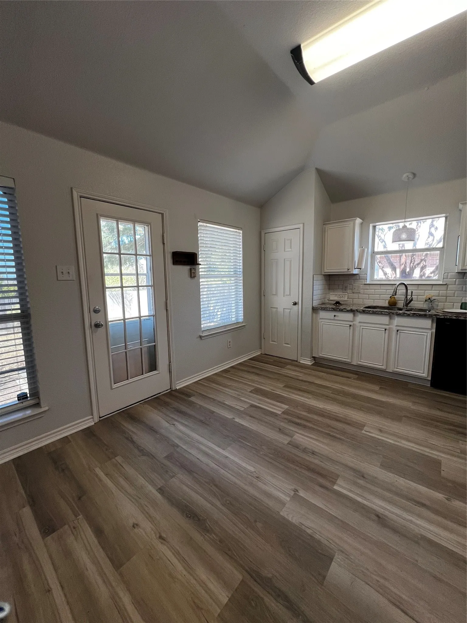 Single Family Residence For Rent in Ellis County , 1309 Indian Wells Trail, Midlothian, Texas 76065, 3 Bedroom, 2 Bathroom, 2 Garage spaces, 1,218 Sqft, built in 2002, mls#21386207, Real Estate Agent in Midlothian, Homes For Rent in Ellis county, Homes For Rent in Midlothian, Realtor in Midlothian Texas, Real Estate Brokerage Independent Realty Texas, Luminita Cordes Realtor