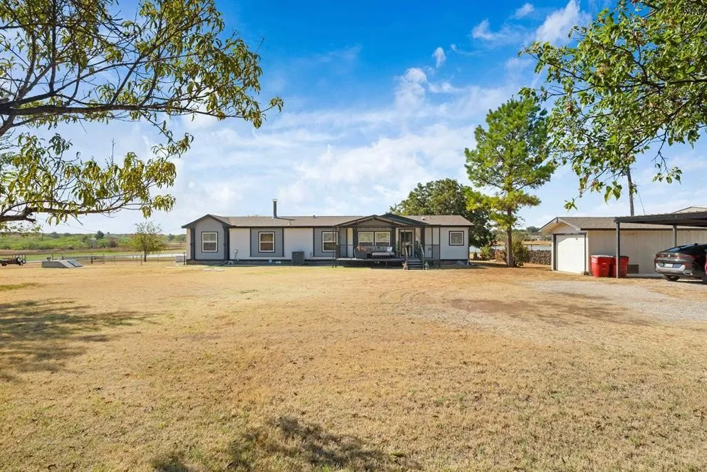 Single Family Residence For Sale in Clay County , 7653 FM 2606, Henrietta, Texas 76365, 4 Bedroom, 3 Bathroom, 1 Garage spaces, 2,280 Sqft, built in 2010, mls#21386147, Real Estate Agent in Henrietta, Homes For Sale in Clay county, Homes For Sale in Henrietta, Realtor in Henrietta Texas, Real Estate Brokerage Independent Realty Texas, Luminita Cordes Realtor
