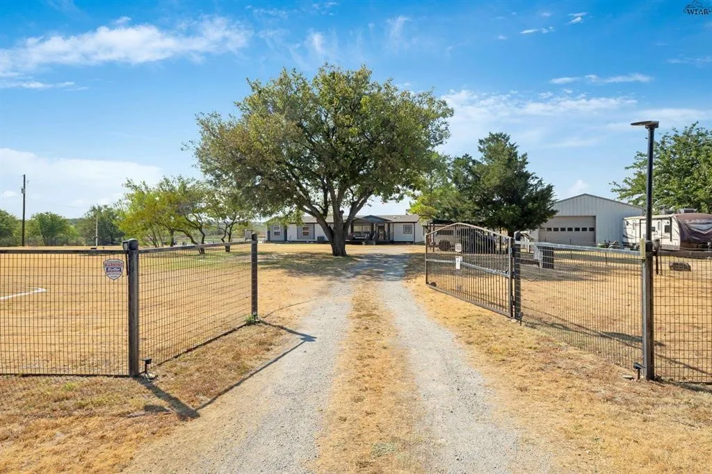 Single Family Residence For Sale in Clay County , 7653 FM 2606, Henrietta, Texas 76365, 4 Bedroom, 3 Bathroom, 1 Garage spaces, 2,280 Sqft, built in 2010, mls#21386147, Real Estate Agent in Henrietta, Homes For Sale in Clay county, Homes For Sale in Henrietta, Realtor in Henrietta Texas, Real Estate Brokerage Independent Realty Texas, Luminita Cordes Realtor