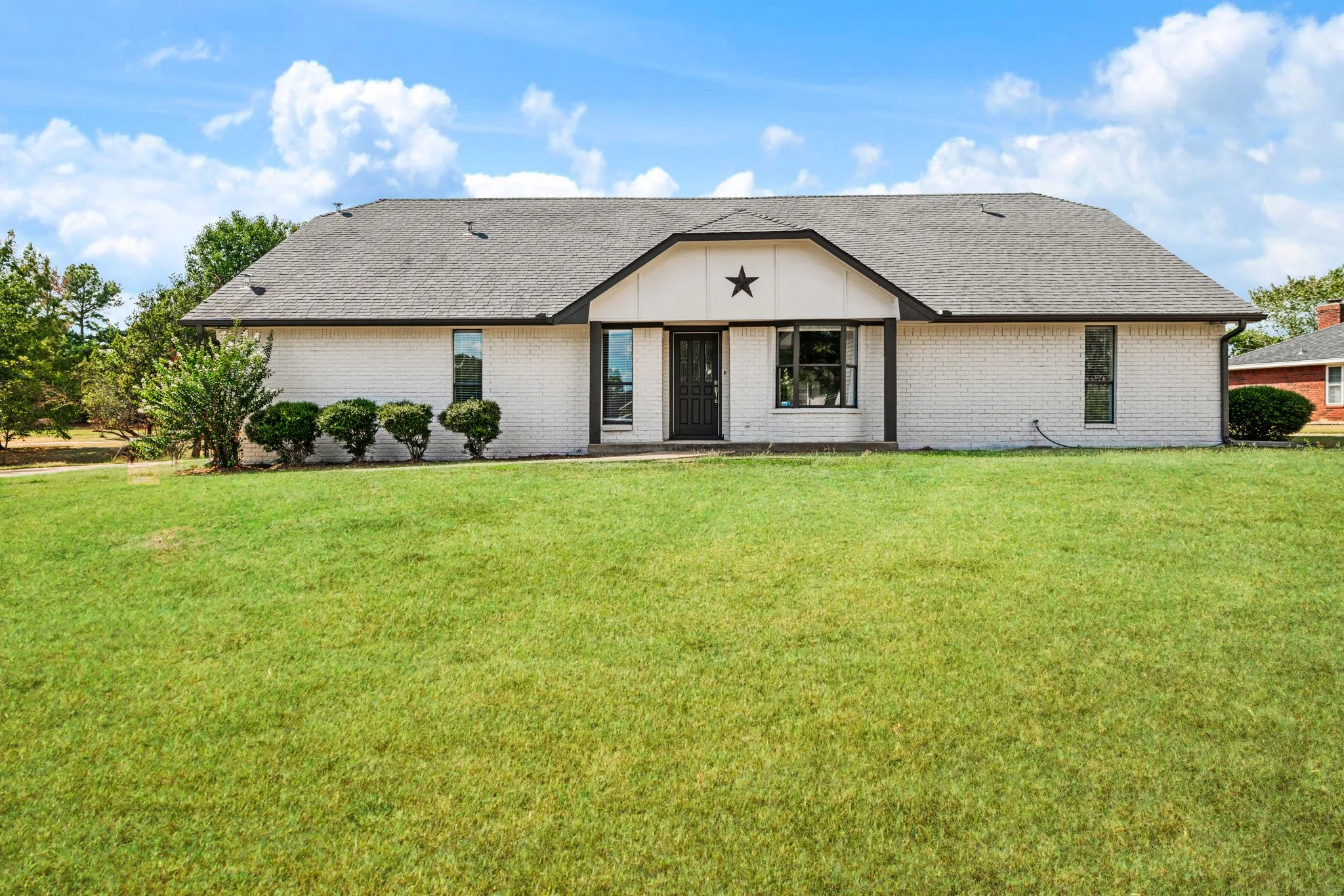 Single Family Residence For Sale in Lamar County , 7123 Heather Lane, Paris, Texas 75462, 4 Bedroom, 3 Bathroom, 1 Garage spaces, 2,656 Sqft, built in 1989, mls#21385526, Real Estate Agent in Paris, Homes For Sale in Lamar county, Homes For Sale in Paris, Realtor in Paris Texas, Real Estate Brokerage Independent Realty Texas, Luminita Cordes Realtor