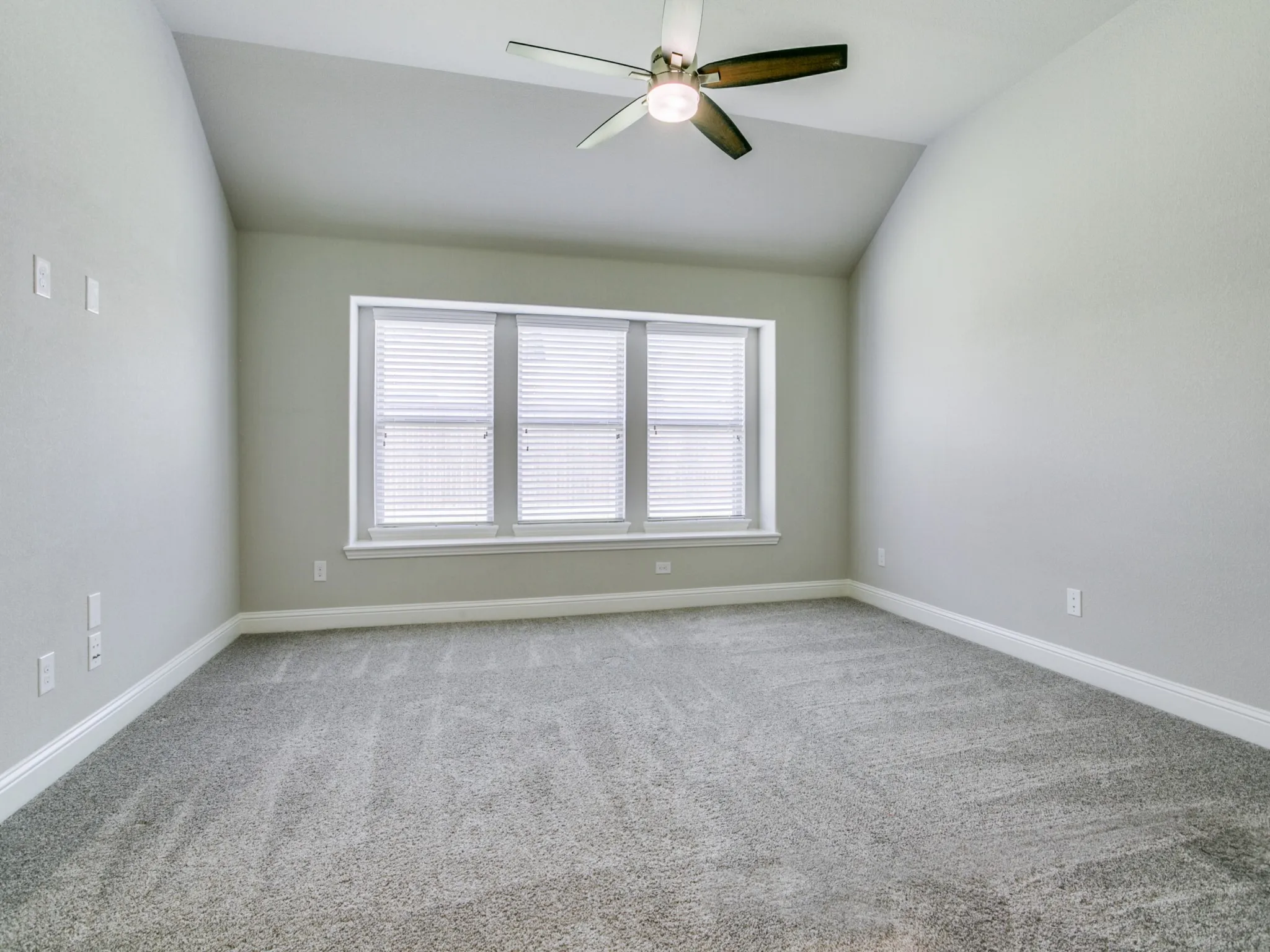 Single Family Residence For Rent in Collin County , 2215 Yorktown Drive, Melissa, Texas 75454, 4 Bedroom, 3 Bathroom, 2 Garage spaces, 2,339 Sqft, built in 2017, mls#21386212, Real Estate Agent in Melissa, Homes For Rent in Collin county, Homes For Rent in Melissa, Realtor in Melissa Texas, Real Estate Brokerage Independent Realty Texas, Luminita Cordes Realtor