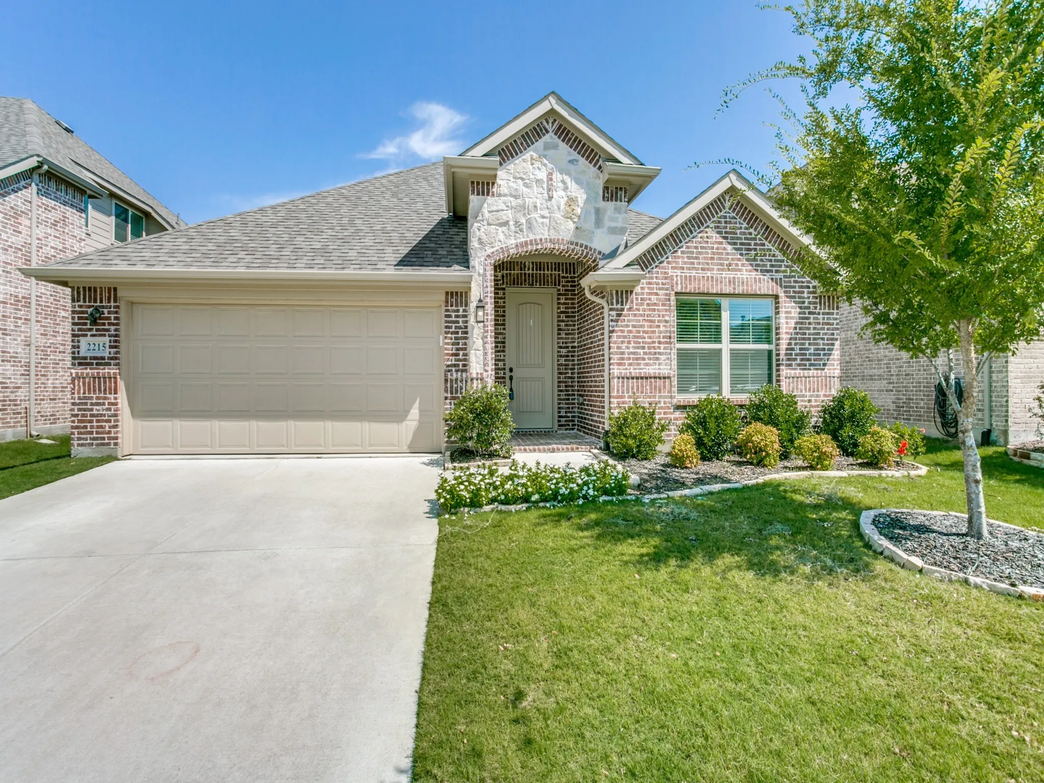 Single Family Residence For Rent in Collin County , 2215 Yorktown Drive, Melissa, Texas 75454, 4 Bedroom, 3 Bathroom, 2 Garage spaces, 2,339 Sqft, built in 2017, mls#21386212, Real Estate Agent in Melissa, Homes For Rent in Collin county, Homes For Rent in Melissa, Realtor in Melissa Texas, Real Estate Brokerage Independent Realty Texas, Luminita Cordes Realtor