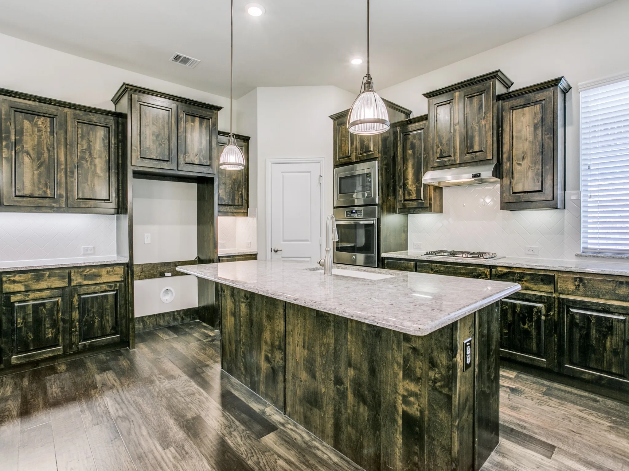 Single Family Residence For Rent in Collin County , 2215 Yorktown Drive, Melissa, Texas 75454, 4 Bedroom, 3 Bathroom, 2 Garage spaces, 2,339 Sqft, built in 2017, mls#21386212, Real Estate Agent in Melissa, Homes For Rent in Collin county, Homes For Rent in Melissa, Realtor in Melissa Texas, Real Estate Brokerage Independent Realty Texas, Luminita Cordes Realtor