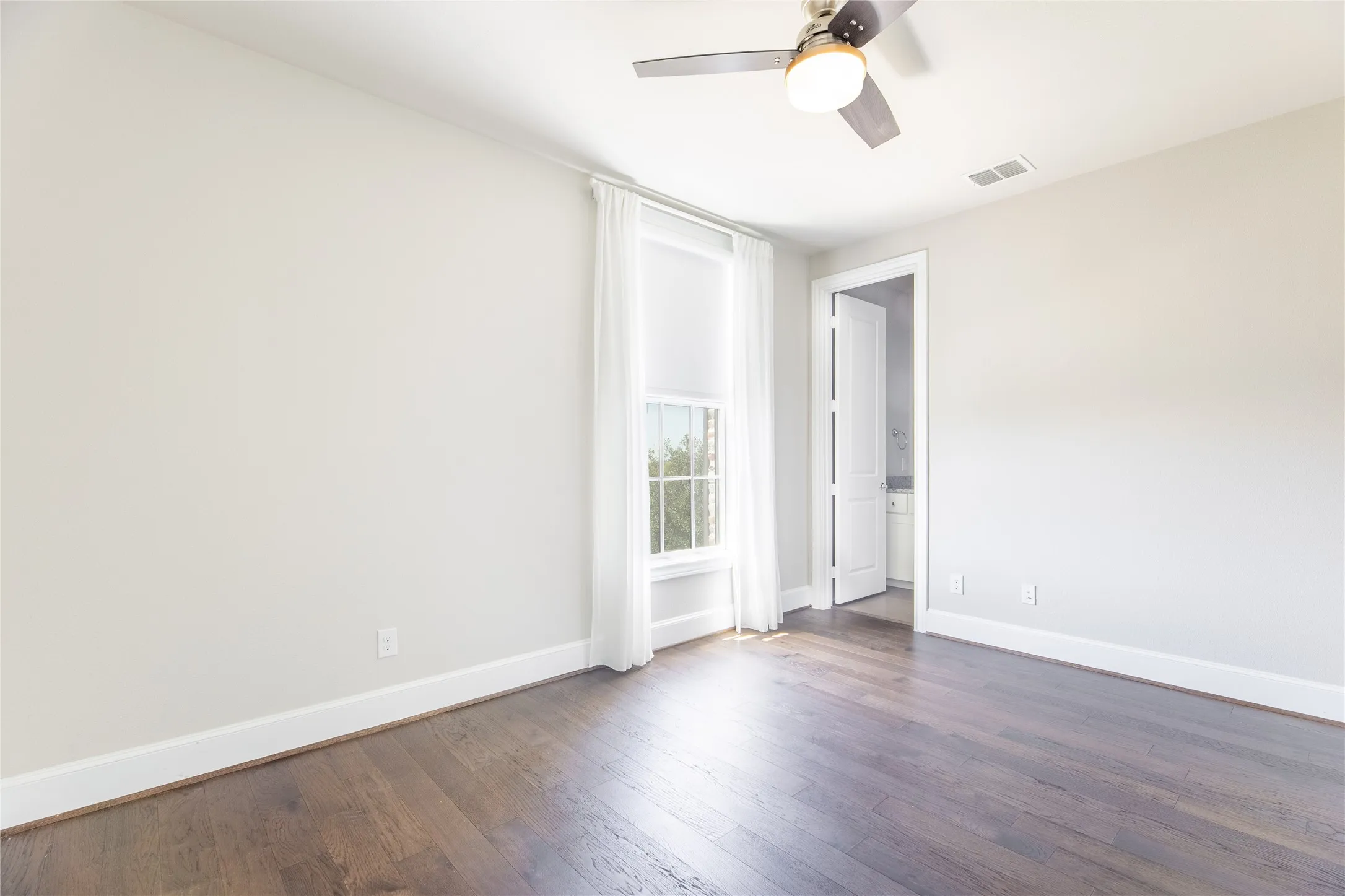 Townhouse For Rent in Dallas County , 4116 Runyon Road, Addison, Texas 75001, 3 Bedroom, 4 Bathroom, 2 Garage spaces, 2,588 Sqft, built in 2018, mls#21386237, Real Estate Agent in Addison, Homes For Rent in Dallas county, Homes For Rent in Addison, Realtor in Addison Texas, Real Estate Brokerage Independent Realty Texas, Luminita Cordes Realtor