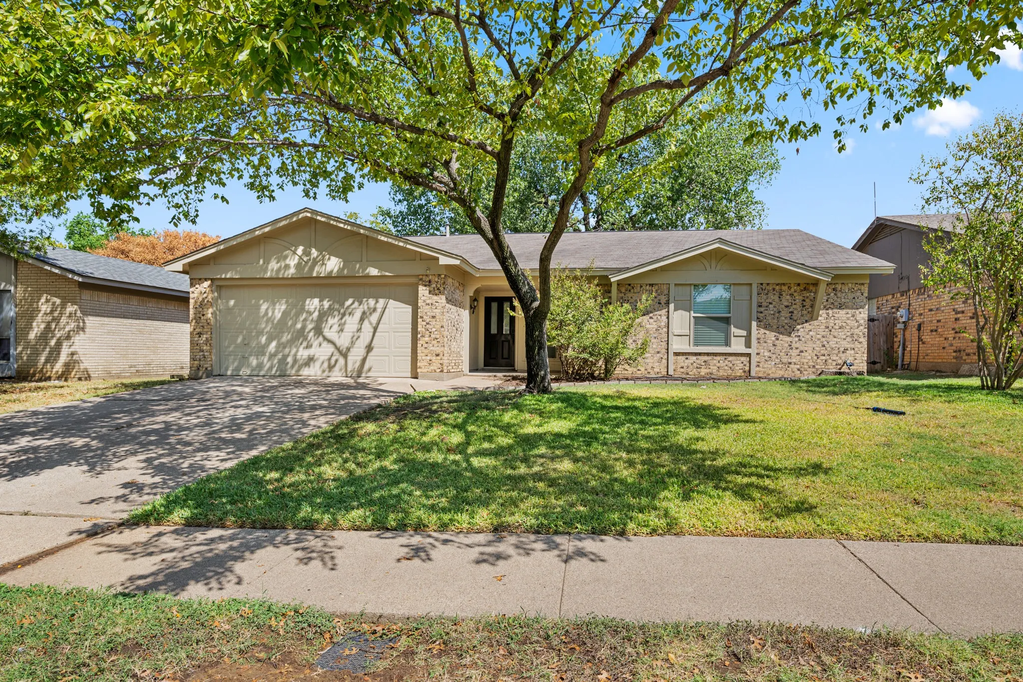 Single Family Residence For Rent in Tarrant County , 2507 Mardell Drive, Arlington, Texas 76016, 3 Bedroom, 2 Bathroom, 2 Garage spaces, 1,692 Sqft, built in 1975, mls#21386043, Real Estate Agent in Arlington, Homes For Rent in Tarrant county, Homes For Rent in Arlington, Realtor in Arlington Texas, Real Estate Brokerage Independent Realty Texas, Luminita Cordes Realtor