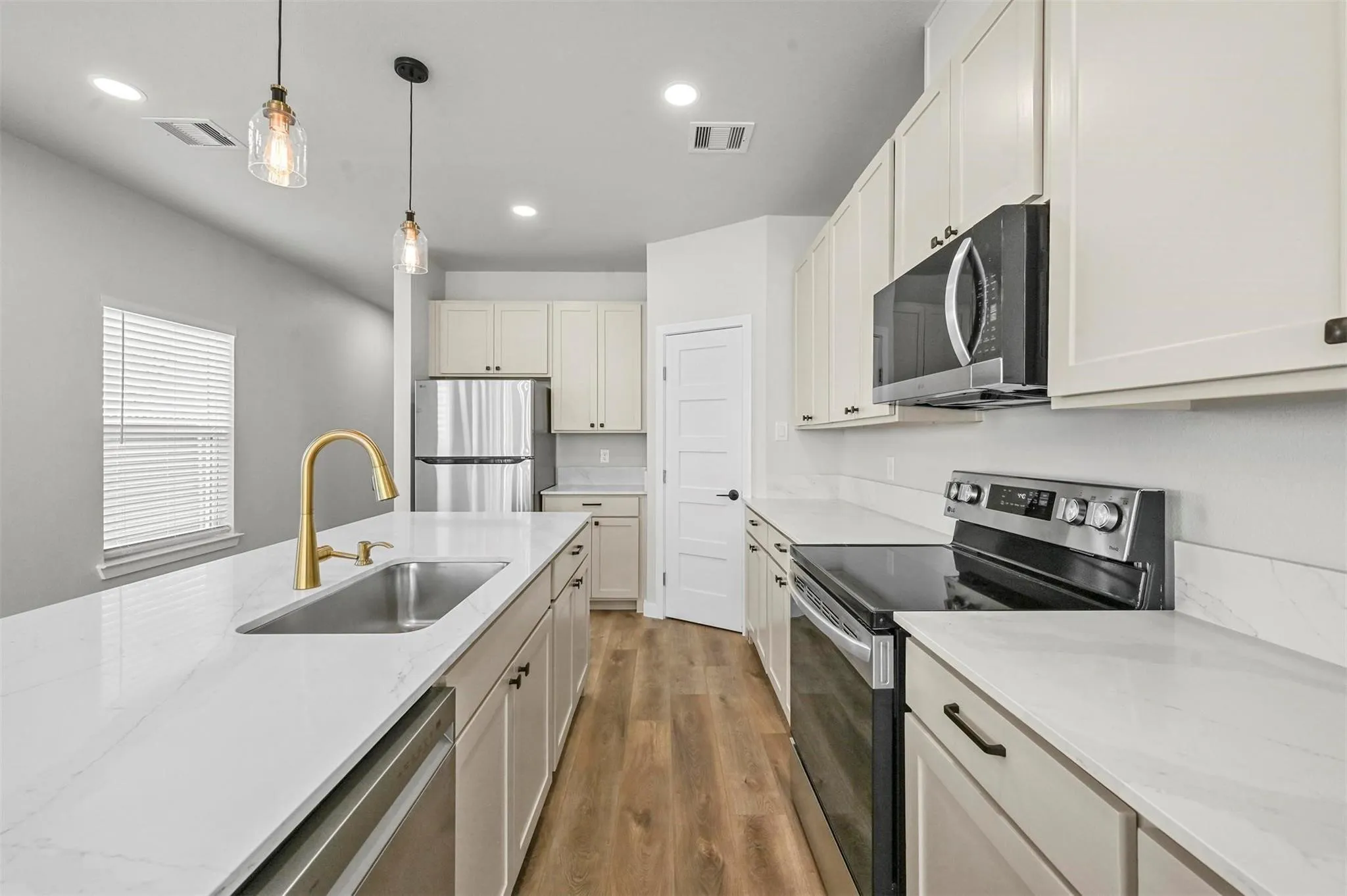 Duplex For Rent in Dallas County , 2409 Jeffries Street, Dallas, Texas 75215, 4 Bedroom, 3 Bathroom, 1 Garage spaces, 1,742 Sqft, built in 2024, mls#21386239, Real Estate Agent in Dallas, Homes For Rent in Dallas county, Homes For Rent in Dallas, Realtor in Dallas Texas, Real Estate Brokerage Independent Realty Texas, Luminita Cordes Realtor