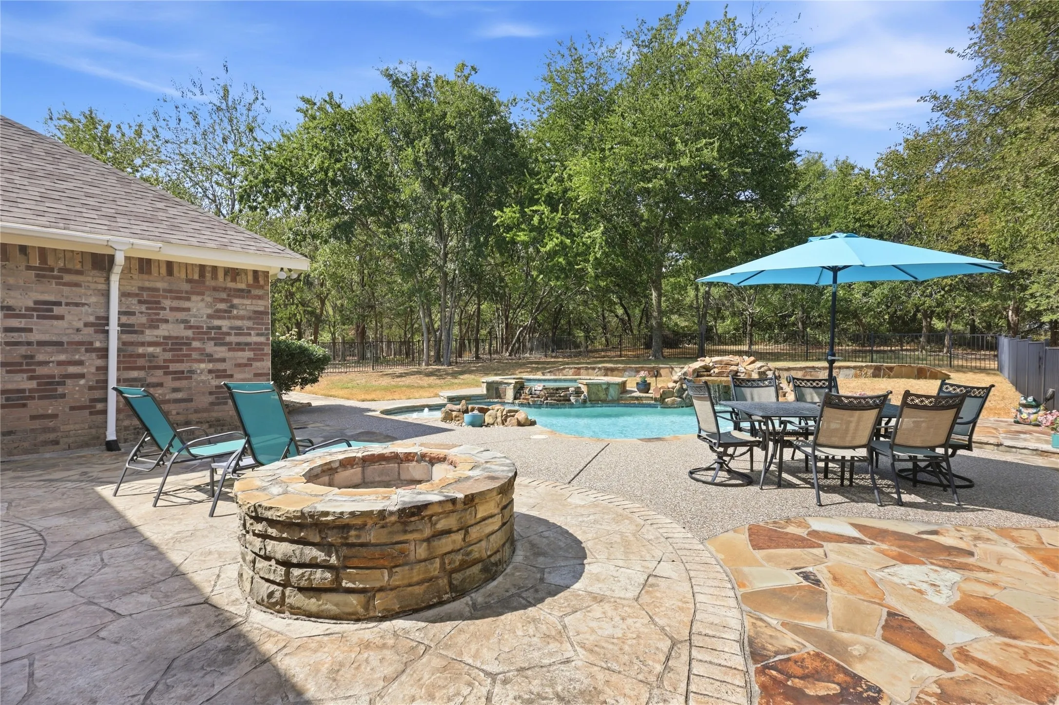 Single Family Residence For Sale in Collin County , 13989 Windham Drive, Van Alstyne, Texas 75495, 4 Bedroom, 4 Bathroom, 2 Garage spaces, 3,733 Sqft, built in 2004, mls#21385236, Real Estate Agent in Van Alstyne, Homes For Sale in Collin county, Homes For Sale in Van Alstyne, Realtor in Van Alstyne Texas, Real Estate Brokerage Independent Realty Texas, Luminita Cordes Realtor