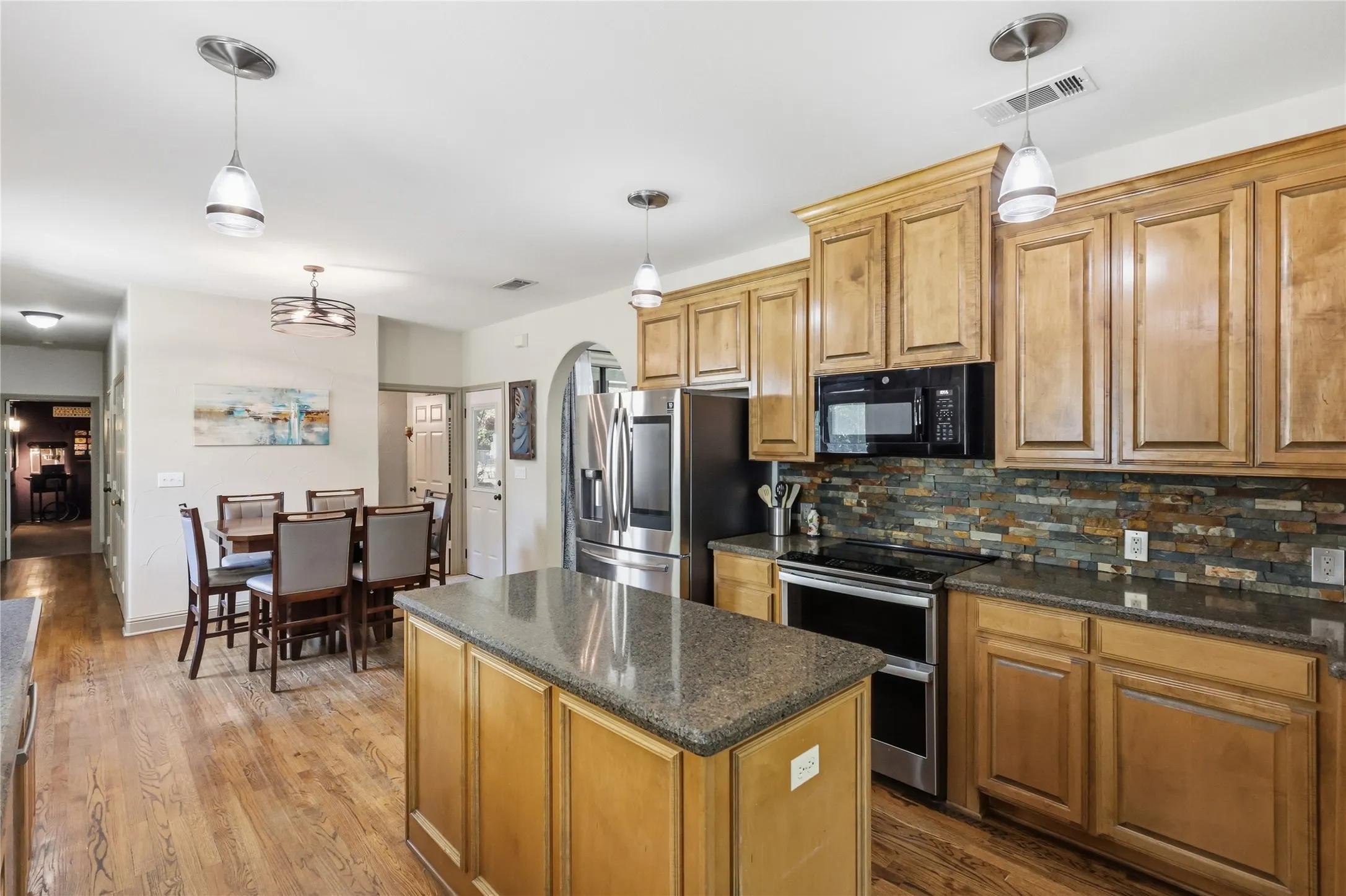 Single Family Residence For Sale in Collin County , 13989 Windham Drive, Van Alstyne, Texas 75495, 4 Bedroom, 4 Bathroom, 2 Garage spaces, 3,733 Sqft, built in 2004, mls#21385236, Real Estate Agent in Van Alstyne, Homes For Sale in Collin county, Homes For Sale in Van Alstyne, Realtor in Van Alstyne Texas, Real Estate Brokerage Independent Realty Texas, Luminita Cordes Realtor