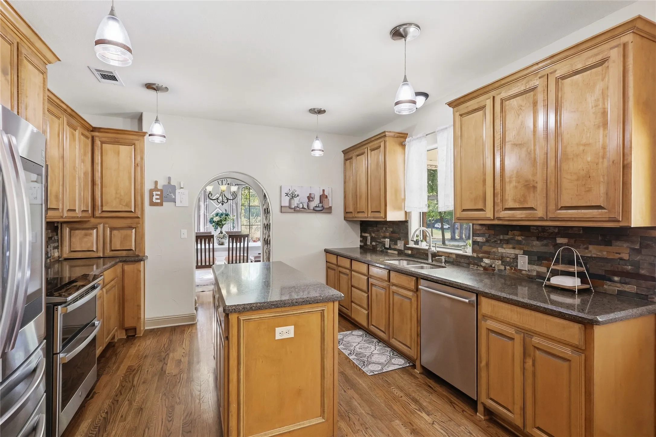 Single Family Residence For Sale in Collin County , 13989 Windham Drive, Van Alstyne, Texas 75495, 4 Bedroom, 4 Bathroom, 2 Garage spaces, 3,733 Sqft, built in 2004, mls#21385236, Real Estate Agent in Van Alstyne, Homes For Sale in Collin county, Homes For Sale in Van Alstyne, Realtor in Van Alstyne Texas, Real Estate Brokerage Independent Realty Texas, Luminita Cordes Realtor