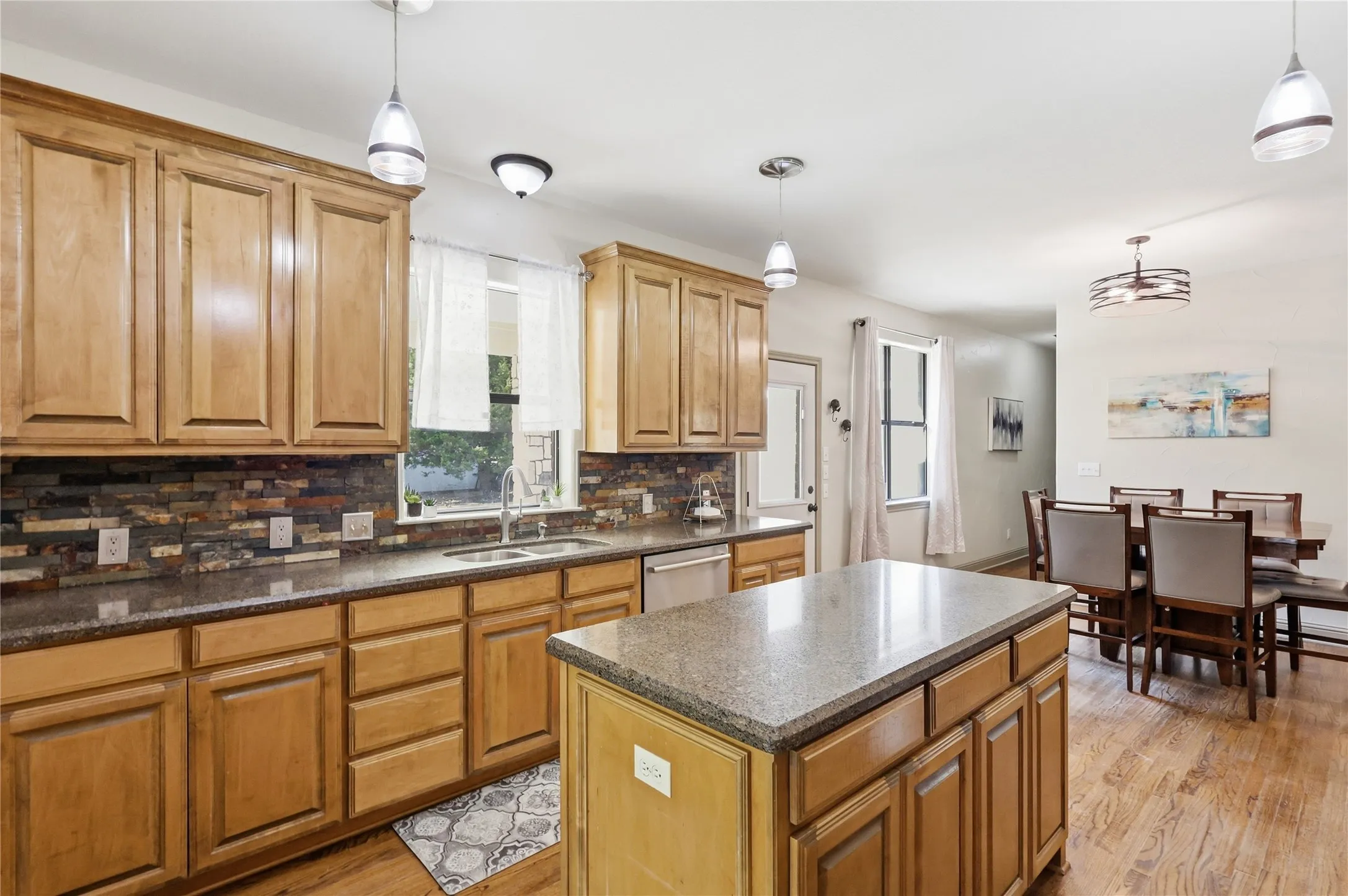 Single Family Residence For Sale in Collin County , 13989 Windham Drive, Van Alstyne, Texas 75495, 4 Bedroom, 4 Bathroom, 2 Garage spaces, 3,733 Sqft, built in 2004, mls#21385236, Real Estate Agent in Van Alstyne, Homes For Sale in Collin county, Homes For Sale in Van Alstyne, Realtor in Van Alstyne Texas, Real Estate Brokerage Independent Realty Texas, Luminita Cordes Realtor