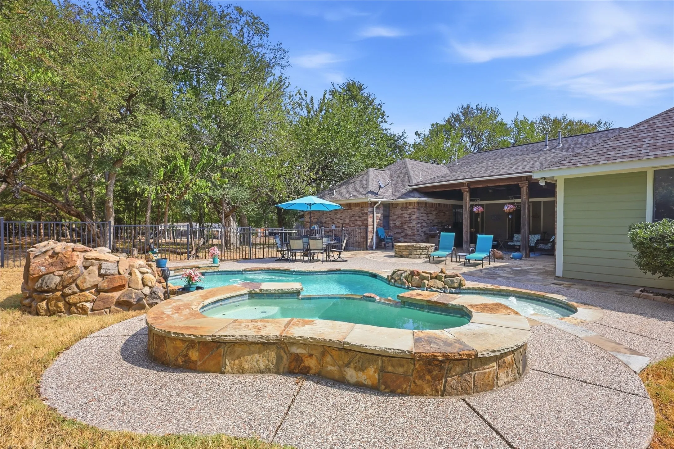 Single Family Residence For Sale in Collin County , 13989 Windham Drive, Van Alstyne, Texas 75495, 4 Bedroom, 4 Bathroom, 2 Garage spaces, 3,733 Sqft, built in 2004, mls#21385236, Real Estate Agent in Van Alstyne, Homes For Sale in Collin county, Homes For Sale in Van Alstyne, Realtor in Van Alstyne Texas, Real Estate Brokerage Independent Realty Texas, Luminita Cordes Realtor