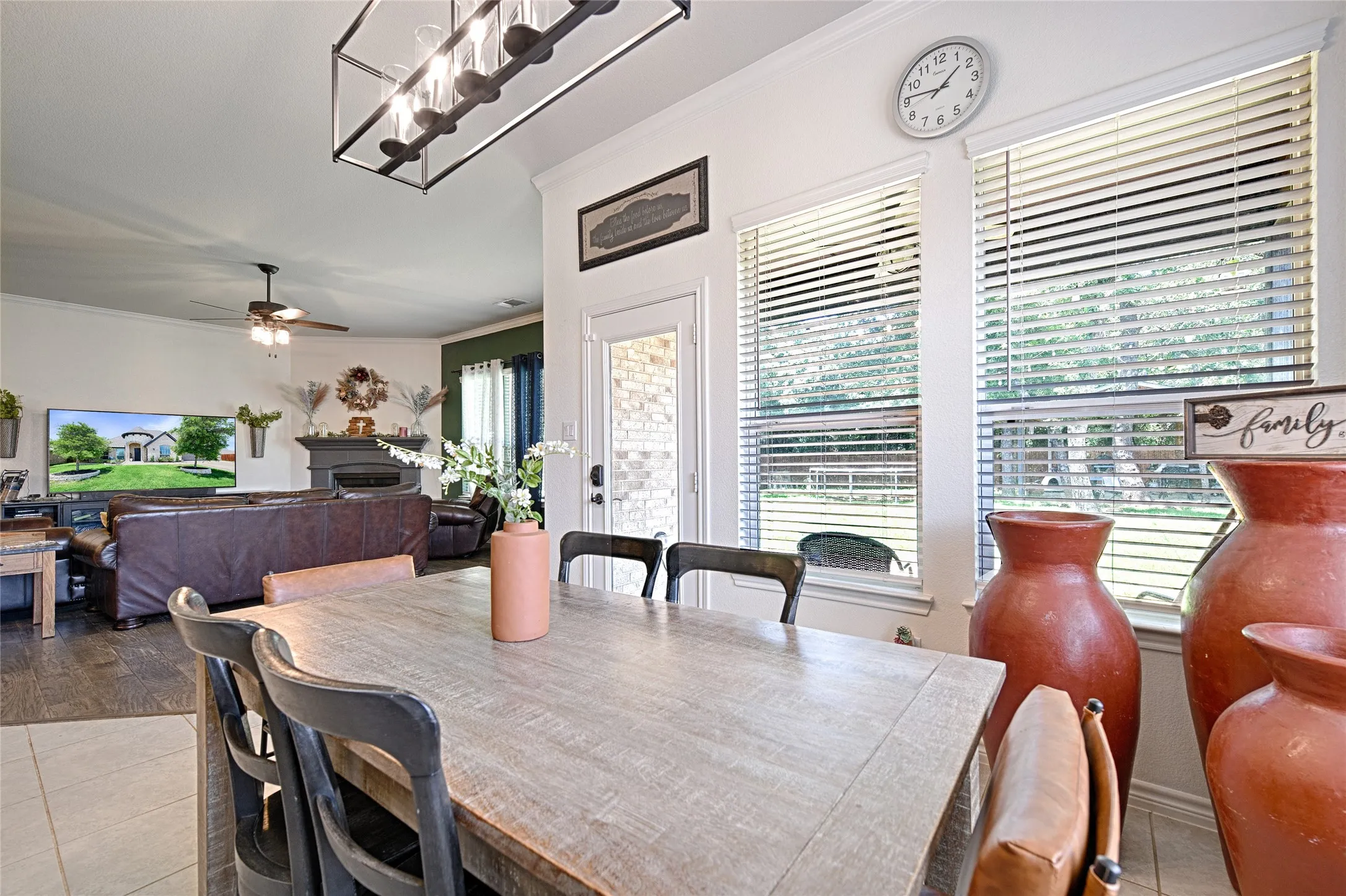 Dining area with crown molding, tile flooring, and ceiling fan