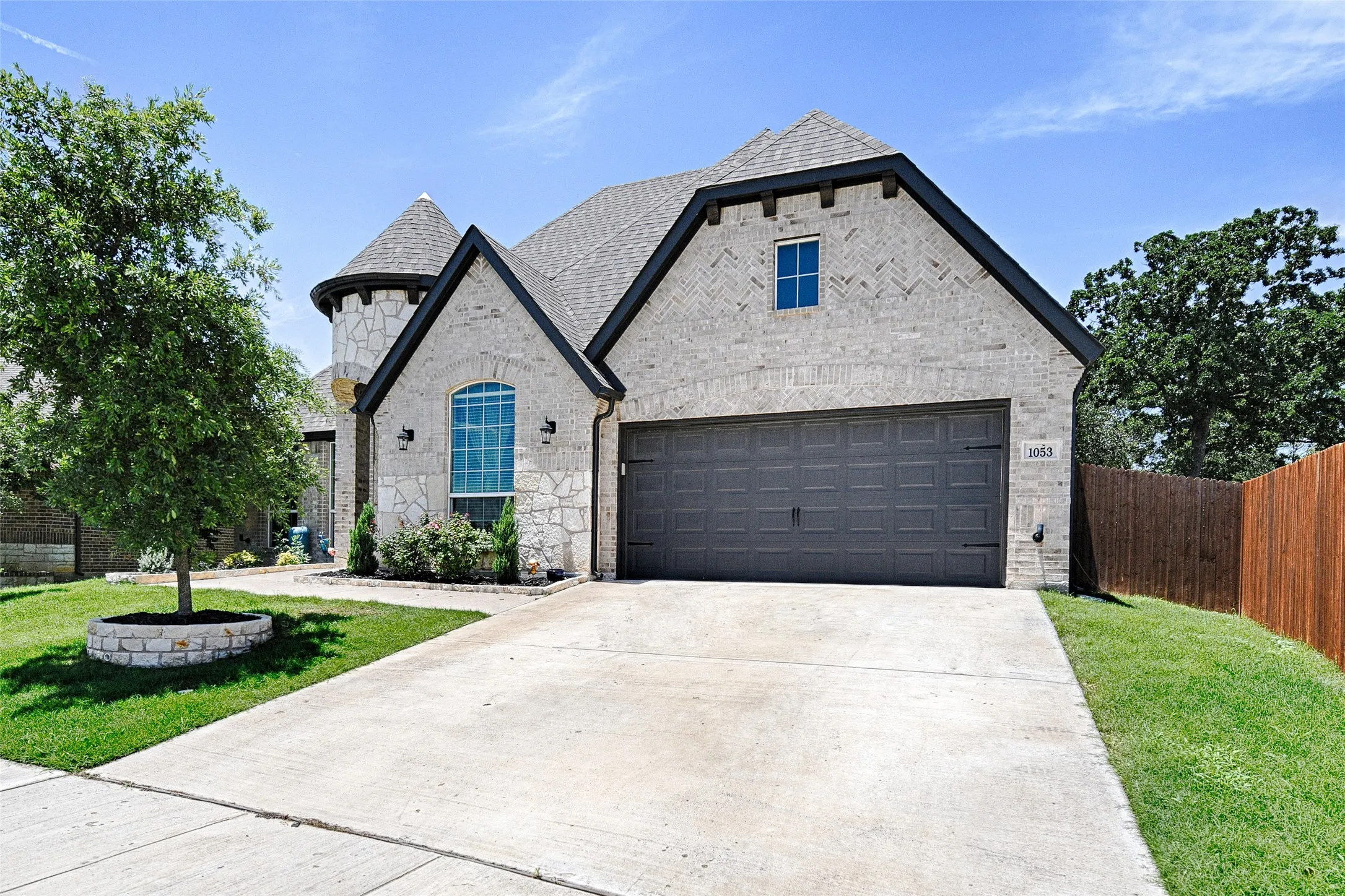 Single Family Residence For Sale in Johnson County , 1053 Legacy Oaks, Joshua, Texas 76058, 4 Bedroom, 3 Bathroom, 2 Garage spaces, 2,661 Sqft, built in 2020, mls#21385654, Real Estate Agent in Joshua, Homes For Sale in Johnson county, Homes For Sale in Joshua, Realtor in Joshua Texas, Real Estate Brokerage Independent Realty Texas, Luminita Cordes Realtor