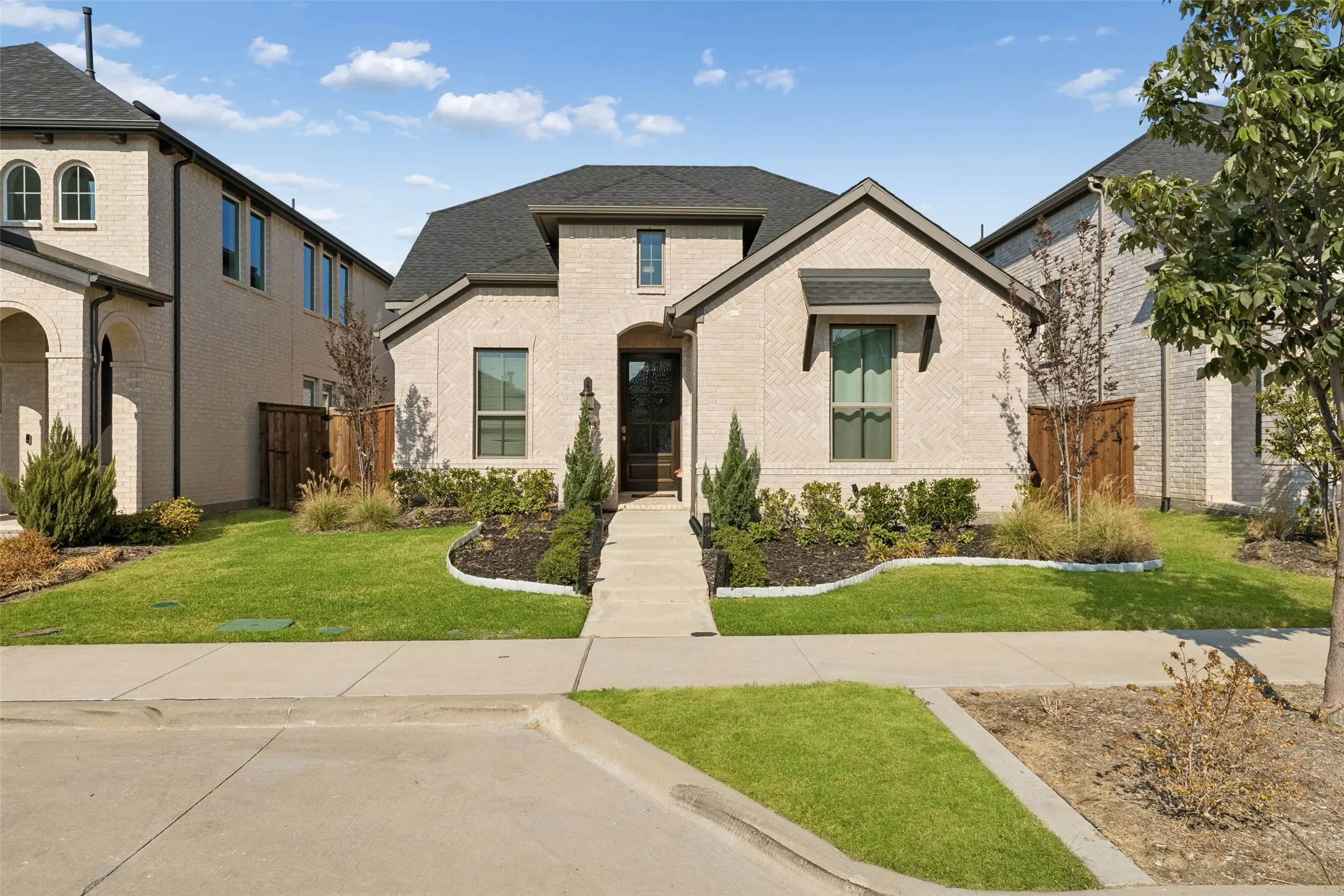 Single Family Residence For Sale in Collin County , 2813 Epping Way, Celina, Texas 75009, 3 Bedroom, 3 Bathroom, 2 Garage spaces, 2,366 Sqft, built in 2024, mls#21371296, Real Estate Agent in Celina, Homes For Sale in Collin county, Homes For Sale in Celina, Realtor in Celina Texas, Real Estate Brokerage Independent Realty Texas, Luminita Cordes Realtor