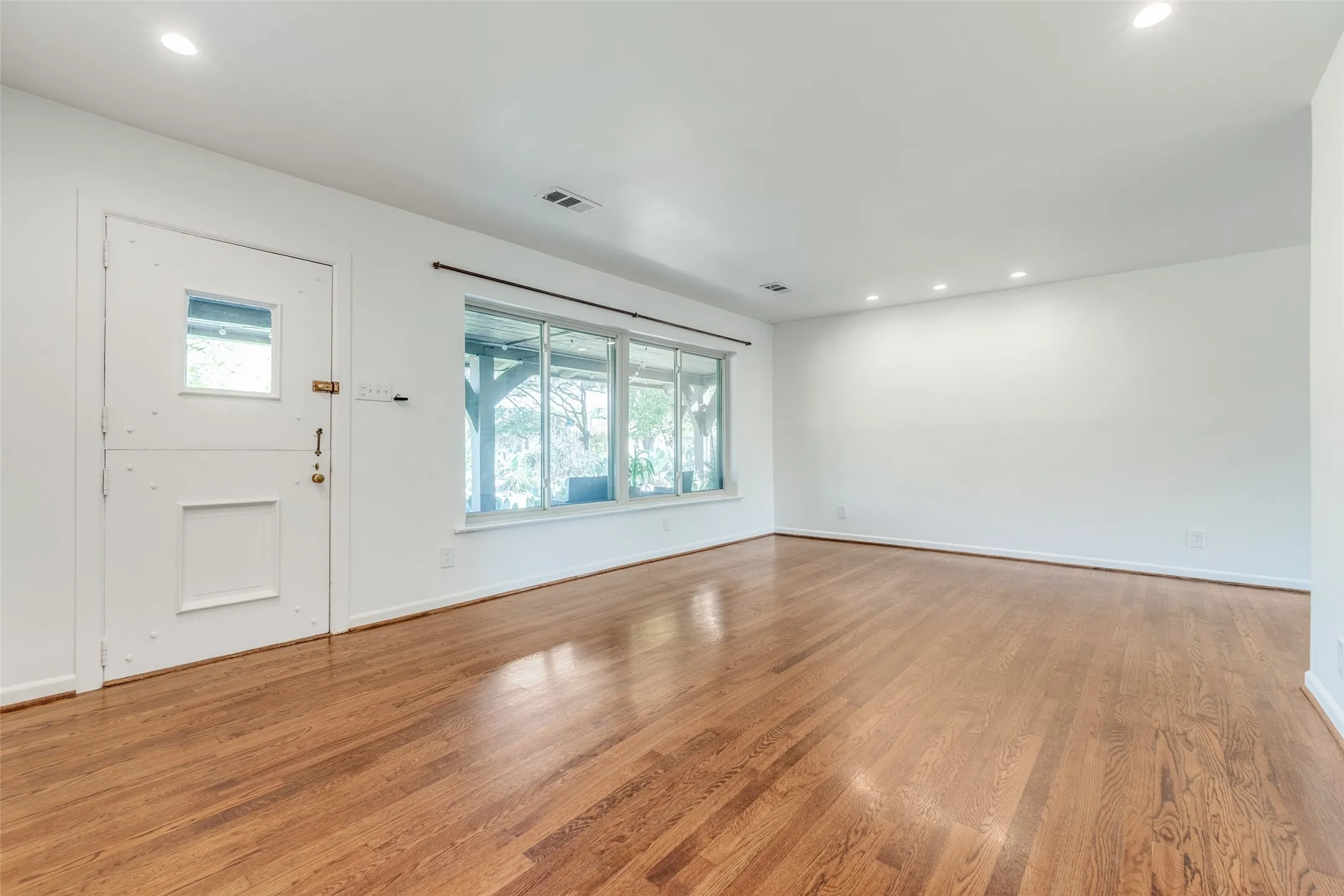 Foyer with baseboards, visible vents, recessed lighting, and wood finished floors