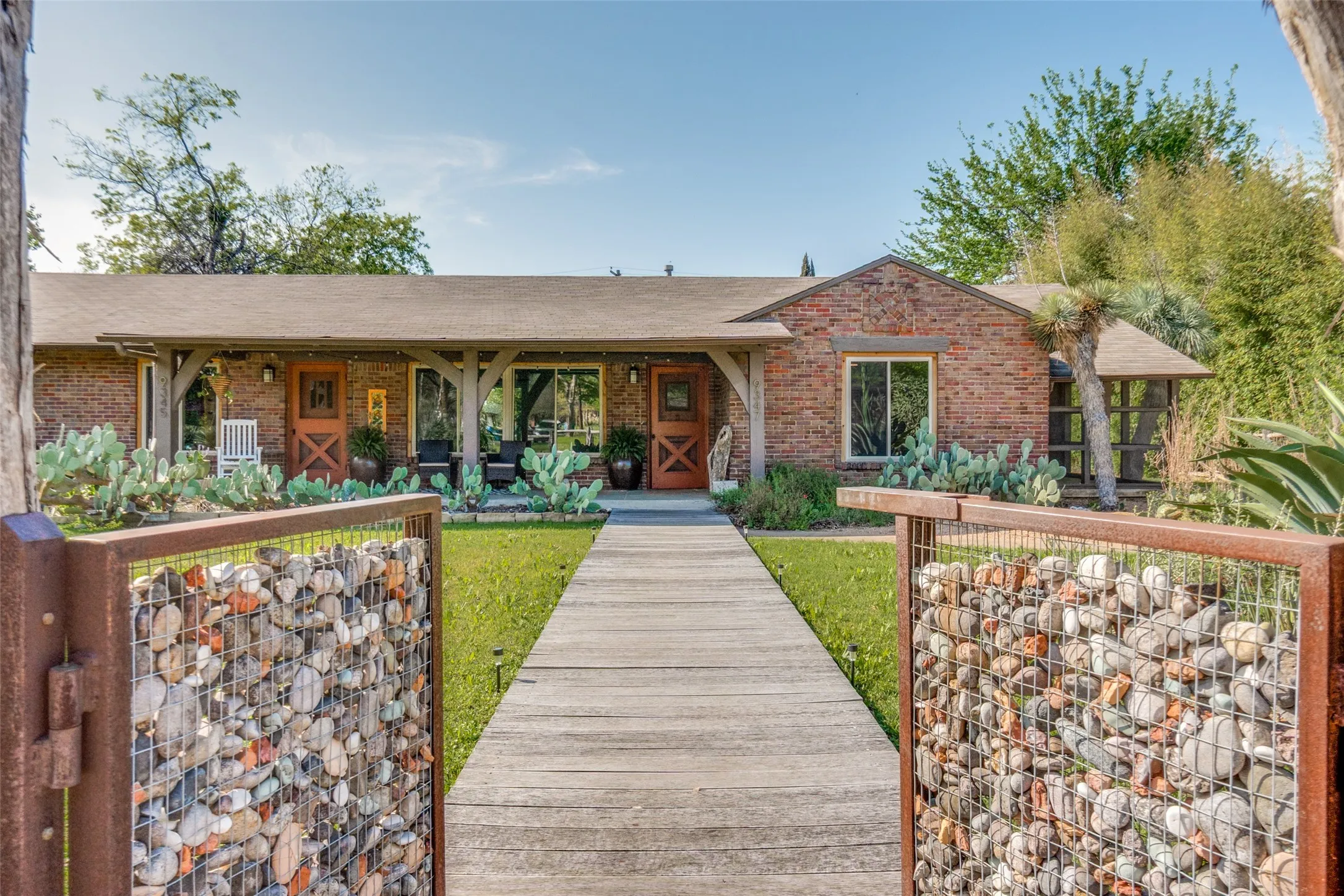 Ranch-style house with brick siding and a front yard
