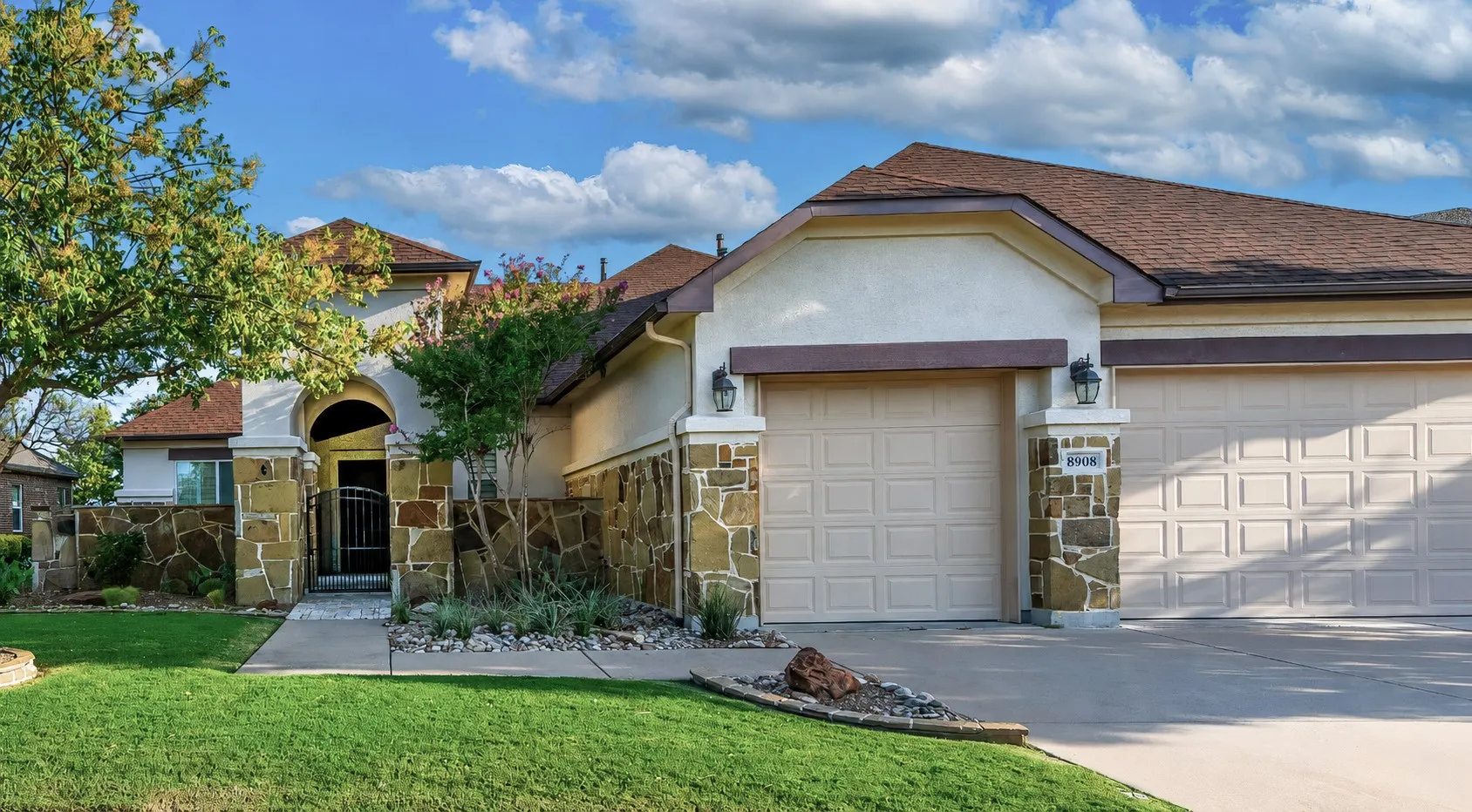 Single Family Residence For Sale in Denton County , 8908 Crestview, Denton, Texas 76207, 2 Bedroom, 3 Bathroom, 3 Garage spaces, 2,952 Sqft, built in 2011, mls#21343944, Real Estate Agent in Denton, Homes For Sale in Denton county, Homes For Sale in Denton, Realtor in Denton Texas, Real Estate Brokerage Independent Realty Texas, Luminita Cordes Realtor