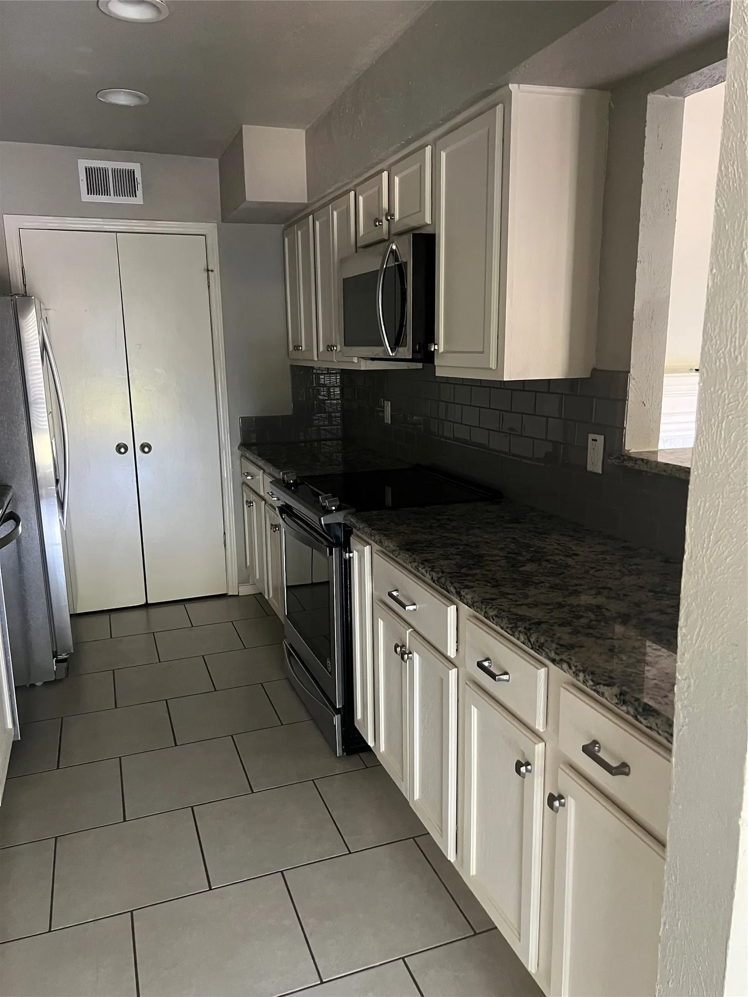 Condominium For Sale in Dallas County , 9801 Royal Lane 104 Bldg. E, Dallas, Texas 75231, 1 Bedroom, 1 Bathroom, Garage spaces, 767 Sqft, built in 1981, mls#21385950, Real Estate Agent in Dallas, Homes For Sale in Dallas county, Homes For Sale in Dallas, Realtor in Dallas Texas, Real Estate Brokerage Independent Realty Texas, Luminita Cordes Realtor