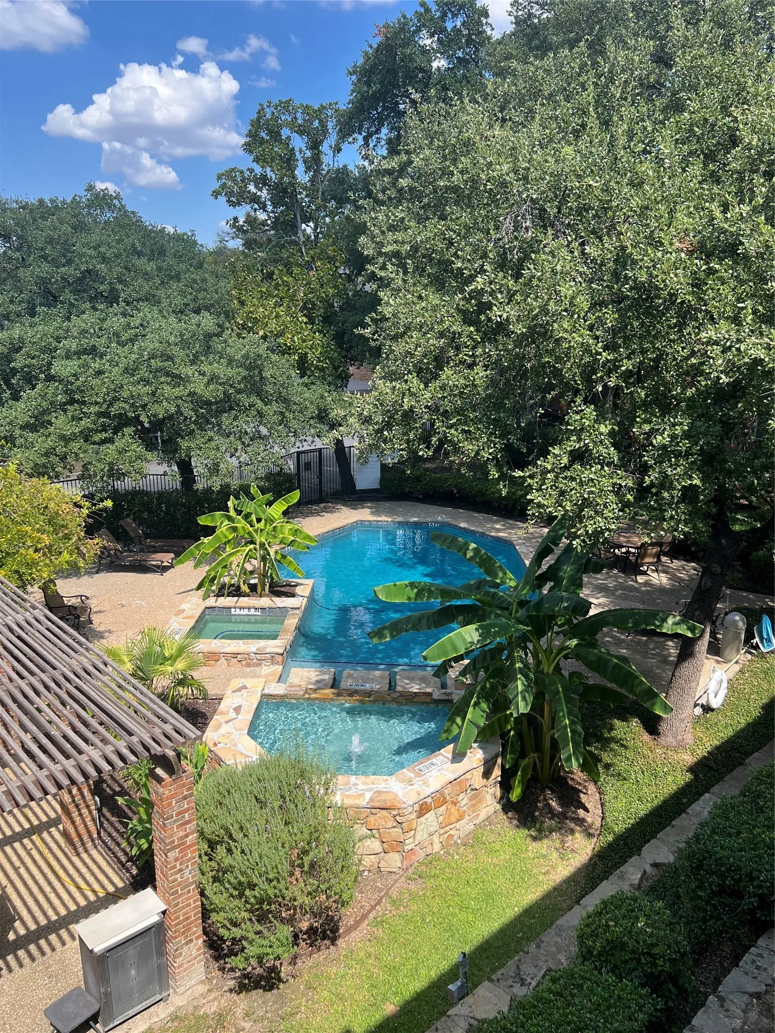 Condominium For Sale in Dallas County , 9801 Royal Lane 104 Bldg. E, Dallas, Texas 75231, 1 Bedroom, 1 Bathroom, Garage spaces, 767 Sqft, built in 1981, mls#21385950, Real Estate Agent in Dallas, Homes For Sale in Dallas county, Homes For Sale in Dallas, Realtor in Dallas Texas, Real Estate Brokerage Independent Realty Texas, Luminita Cordes Realtor