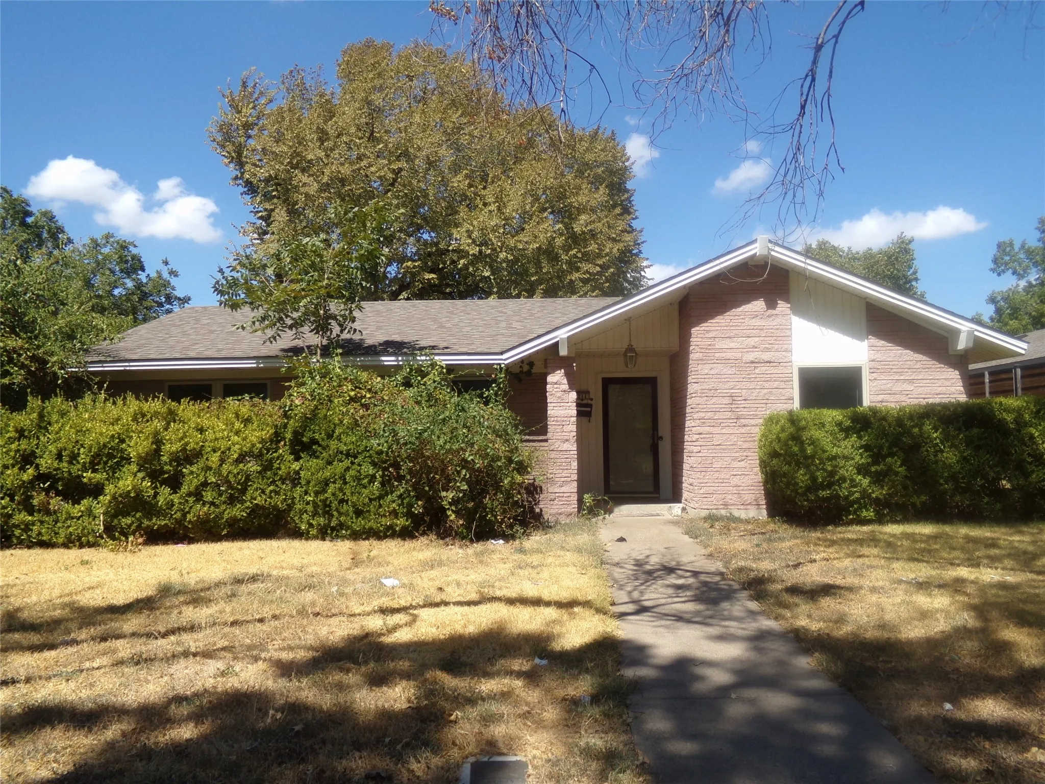 Single Family Residence For Sale in Dallas County , 211 S Alexander Avenue, Duncanville, Texas 75116, 3 Bedroom, 2 Bathroom, 2 Garage spaces, 1,506 Sqft, built in 1966, mls#21386277, Real Estate Agent in Duncanville, Homes For Sale in Dallas county, Homes For Sale in Duncanville, Realtor in Duncanville Texas, Real Estate Brokerage Independent Realty Texas, Luminita Cordes Realtor